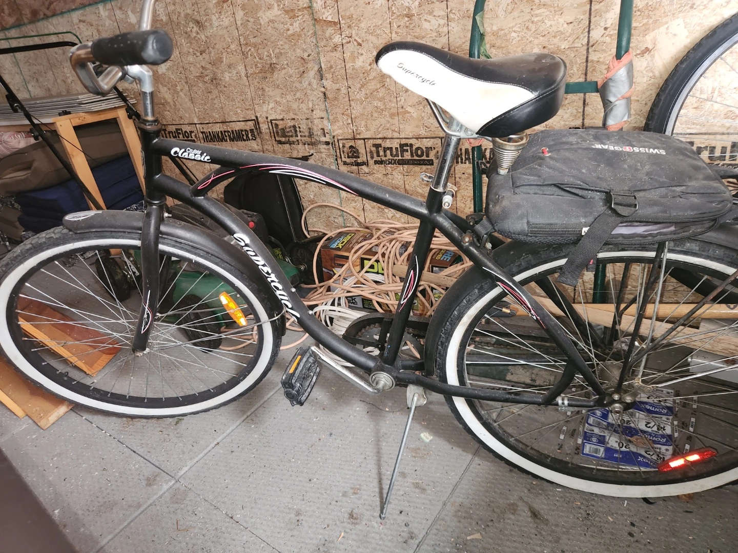 Classic Cruiser Bicycle with Schwinn Seat Bag - photo 4