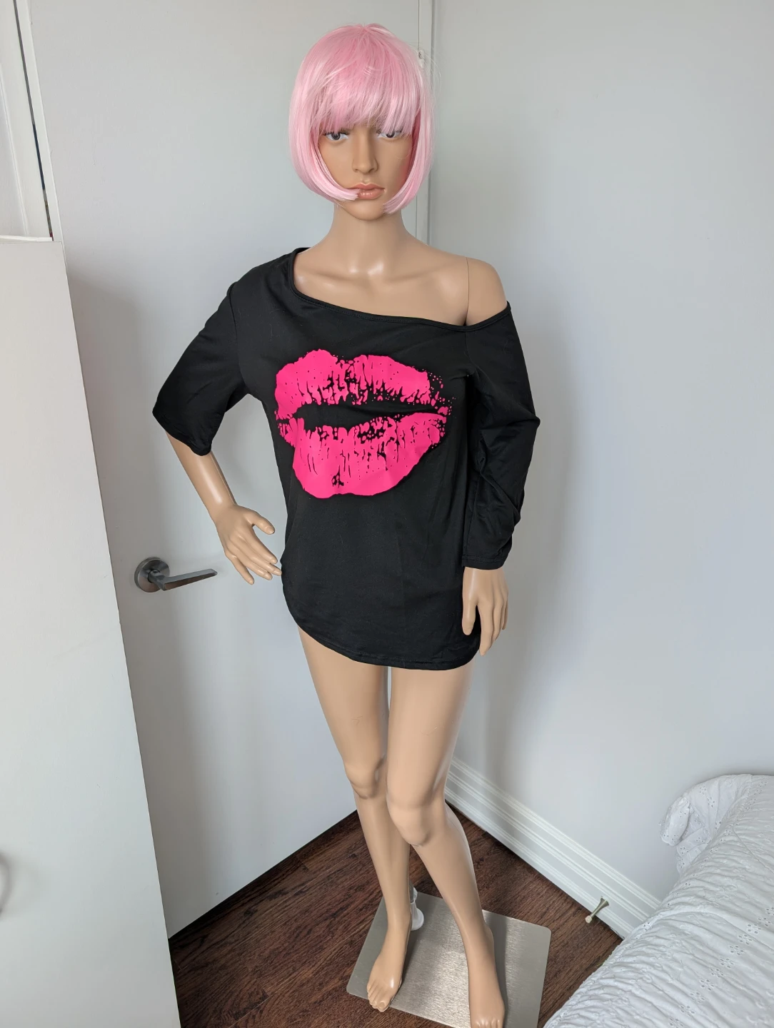 Black off-the-shoulder top with pink lips design