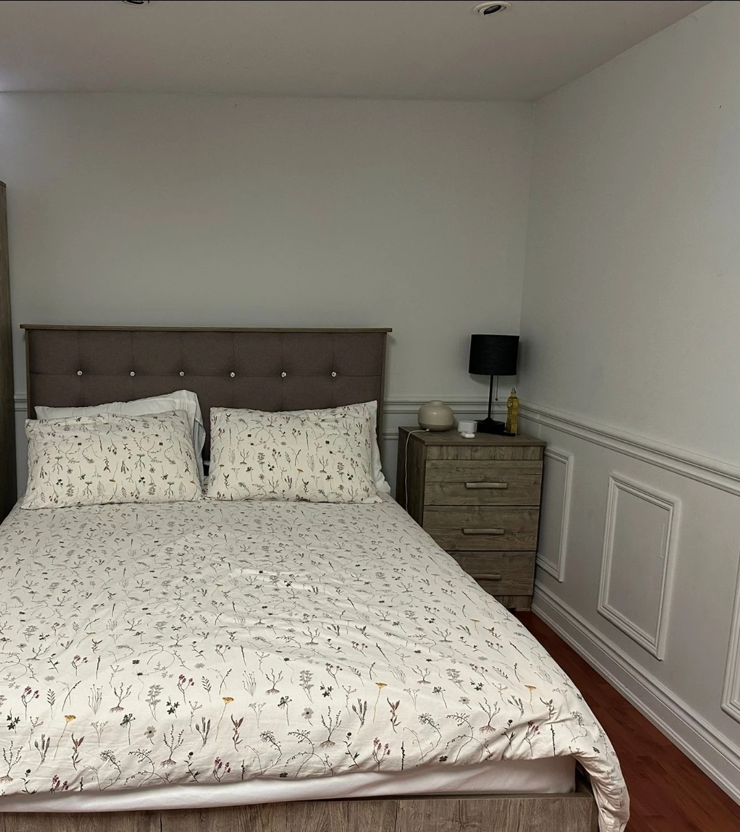 3 items Wooden Wardrobe with Drawers ,Dresser  and Queen bed - photo 3