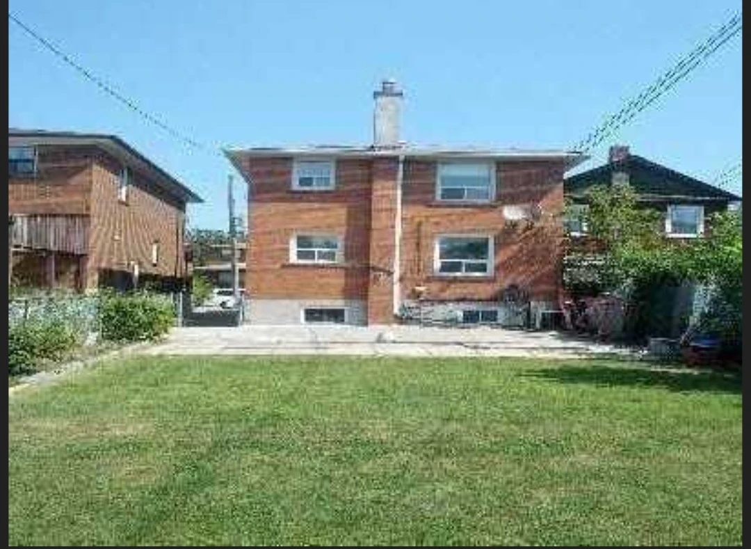 3 Bedroom 2 bathroom House with Backyard and garage