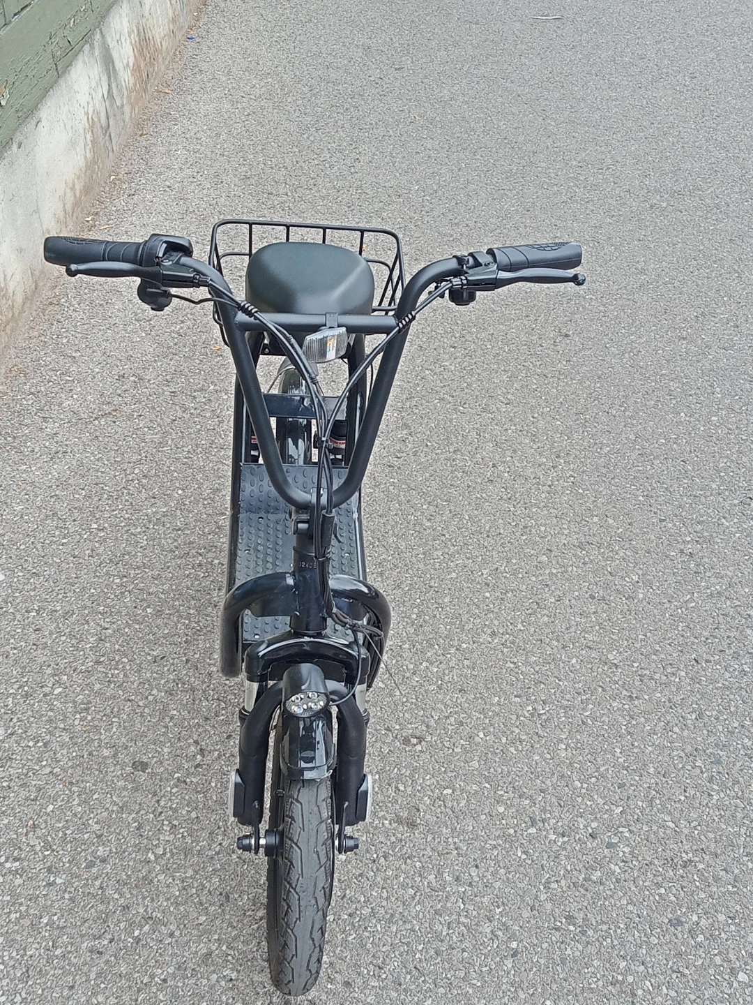 MINT CONDITION Electric Commuter Scooter with Seat & basket - photo 3