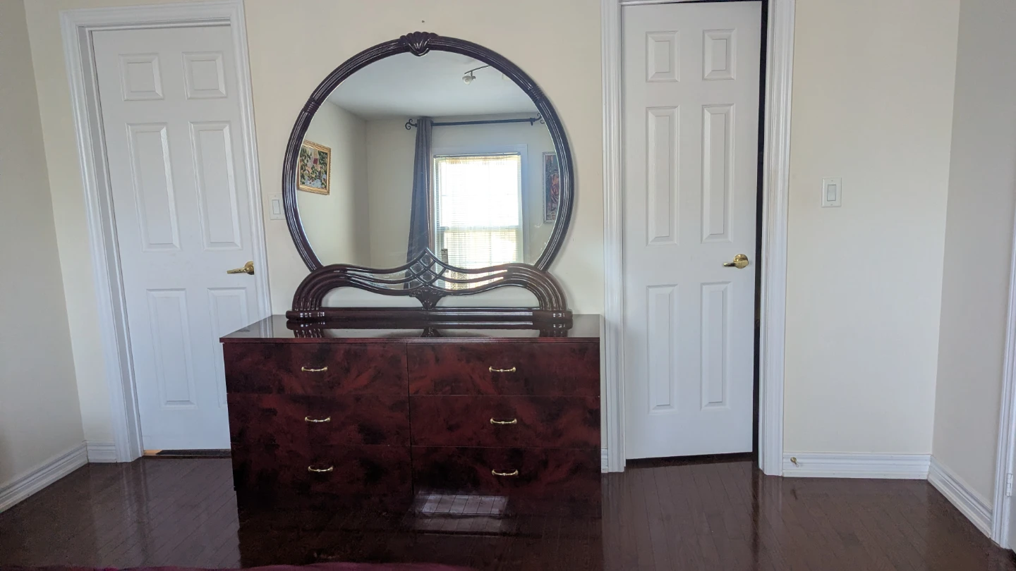 Wooden bedroom dresser with mirror - photo 2
