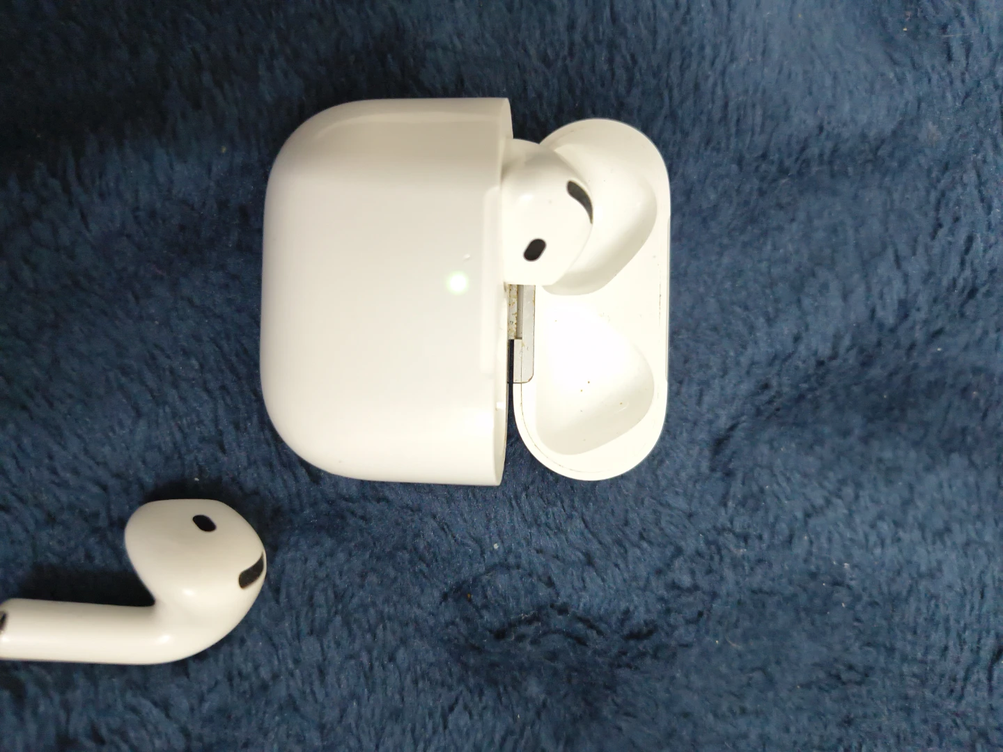 Apple AirPods 4 Charging Case & Earbuds - photo 3