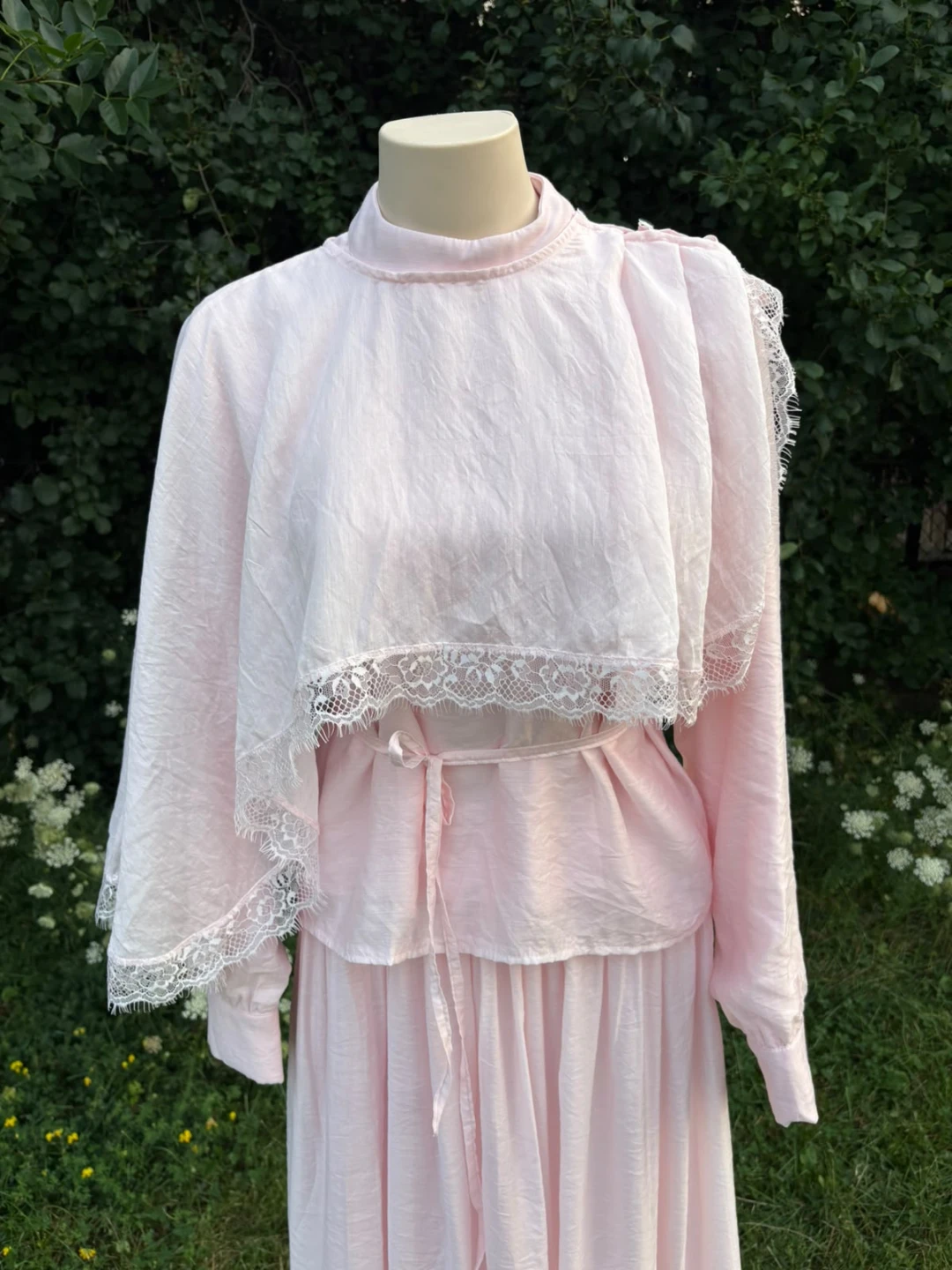 Pink modest dress with lace trim - photo 2