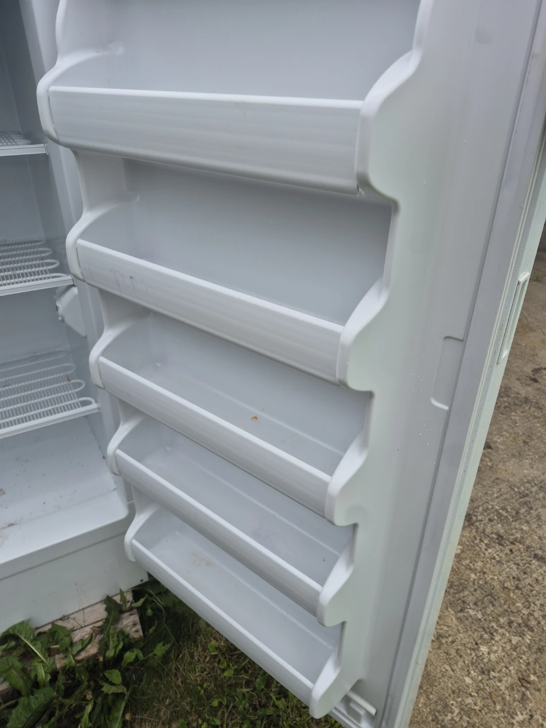 Frigidaire white Freezer - photo 5