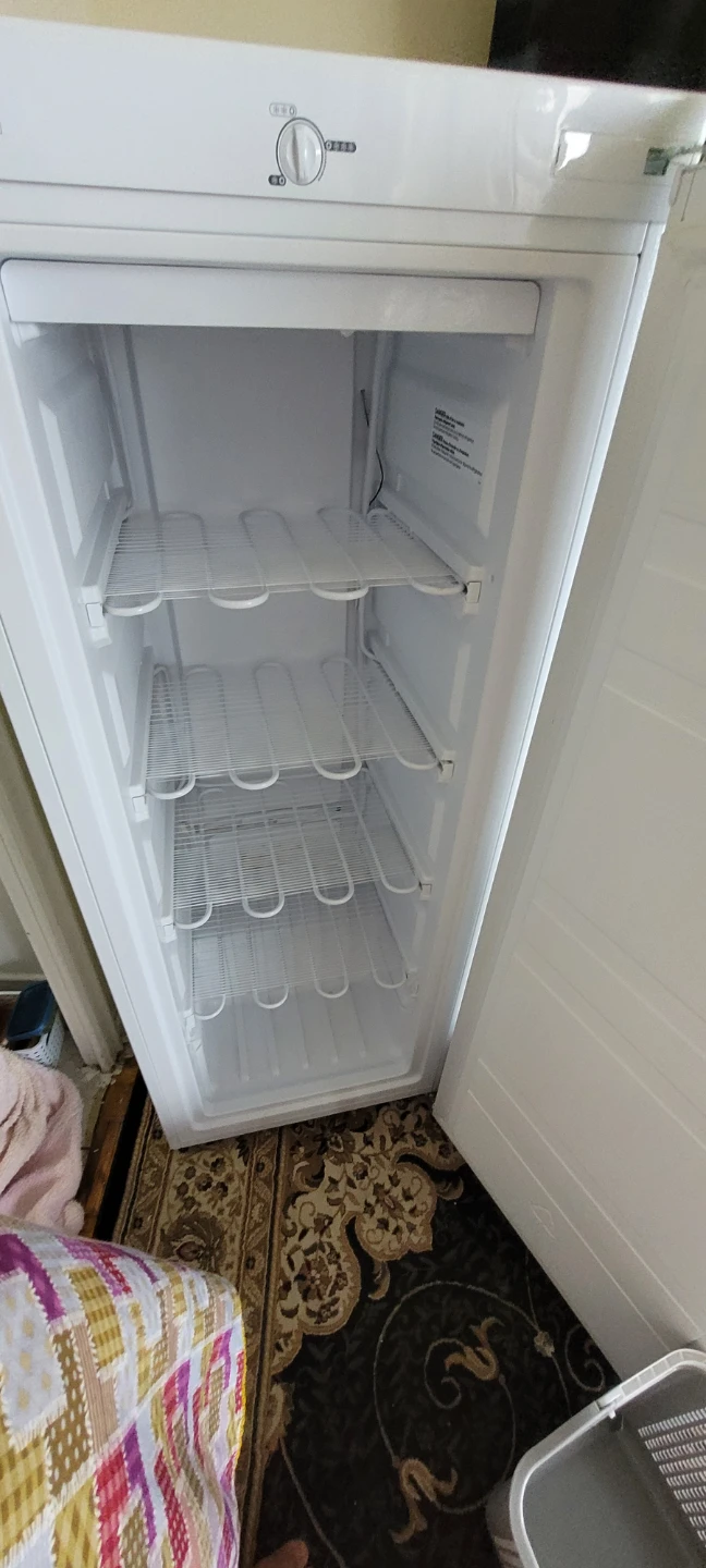 Midea White Upright Freezer - photo 2