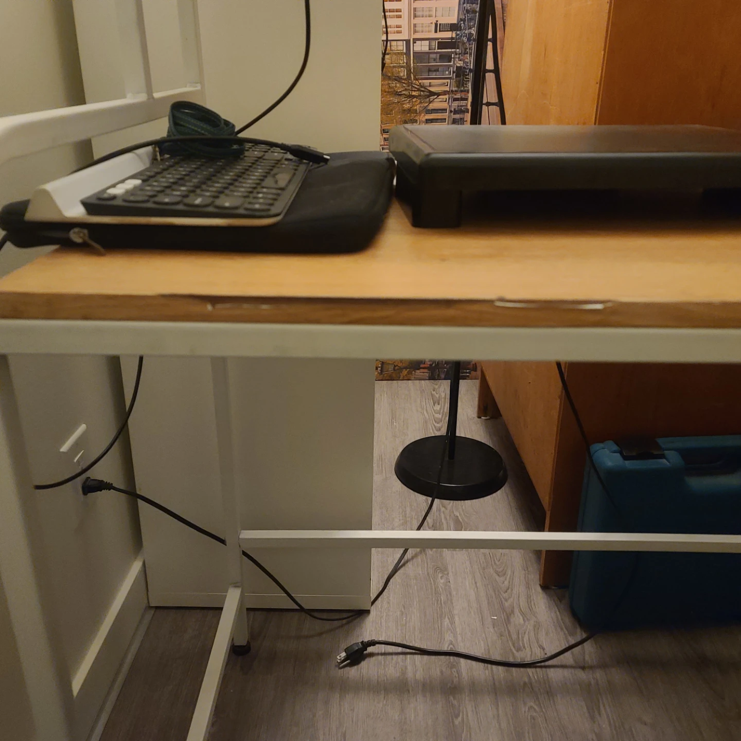 FREE Lightweight Office Desk with Monitor Stand - photo 2