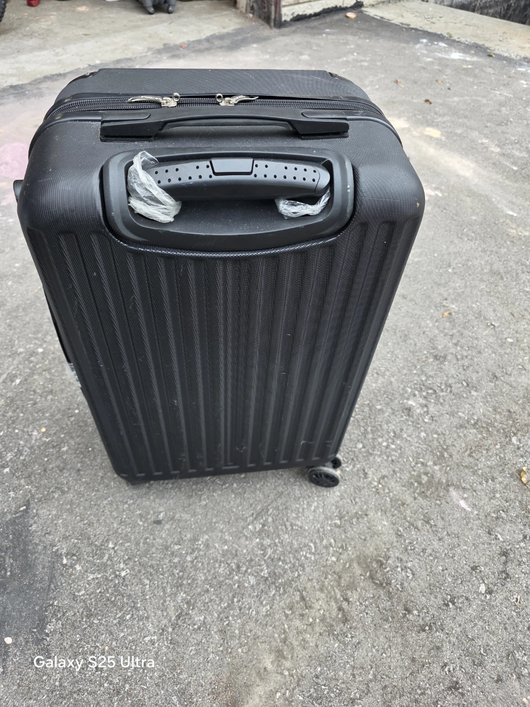 Black Hardside Spinner Luggage - photo 2
