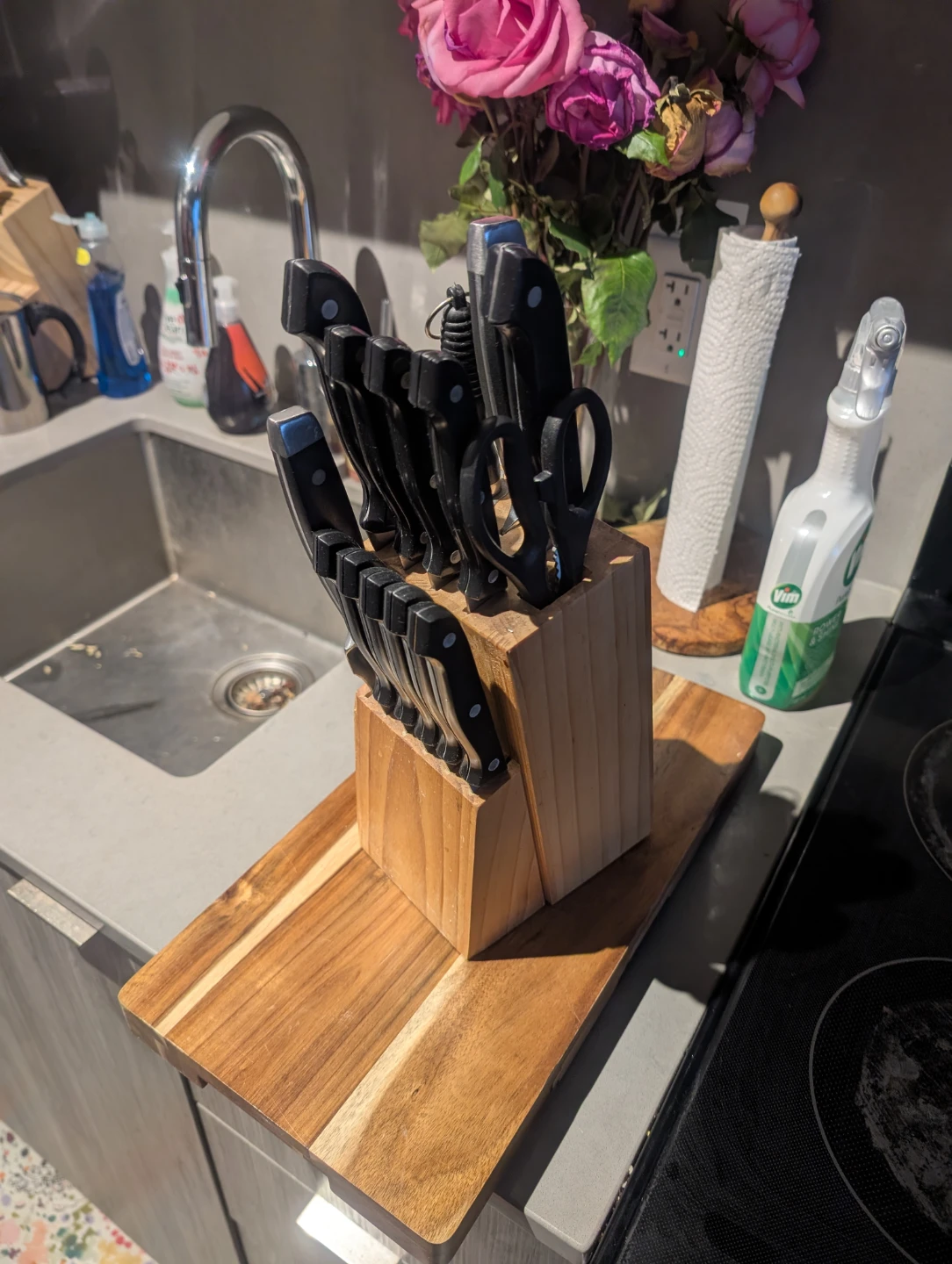 Knife block with knives, honing rod, scissors