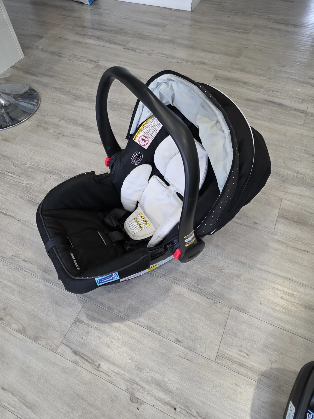 Graco SnugRide SnugLock 30 Infant Car Seat & Base - photo 3