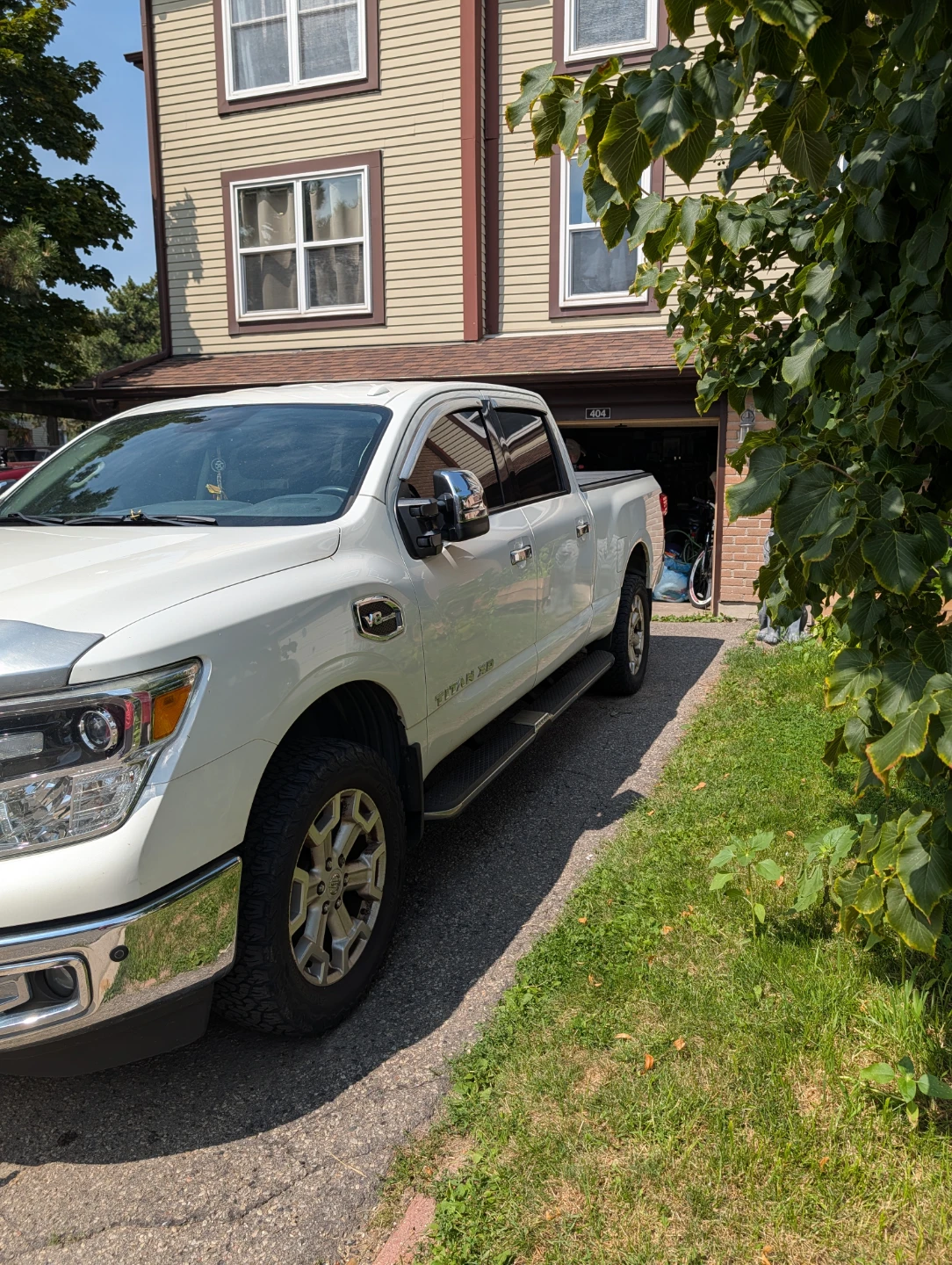 White Nissan Titan XD SL 4x4 Crew Cab Pickup Truck - photo 4