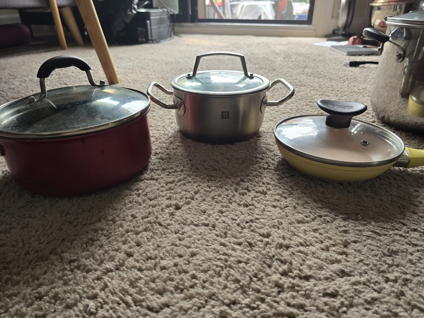 Stainless steel pots and non-stick pans in the kitchen - photo 2
