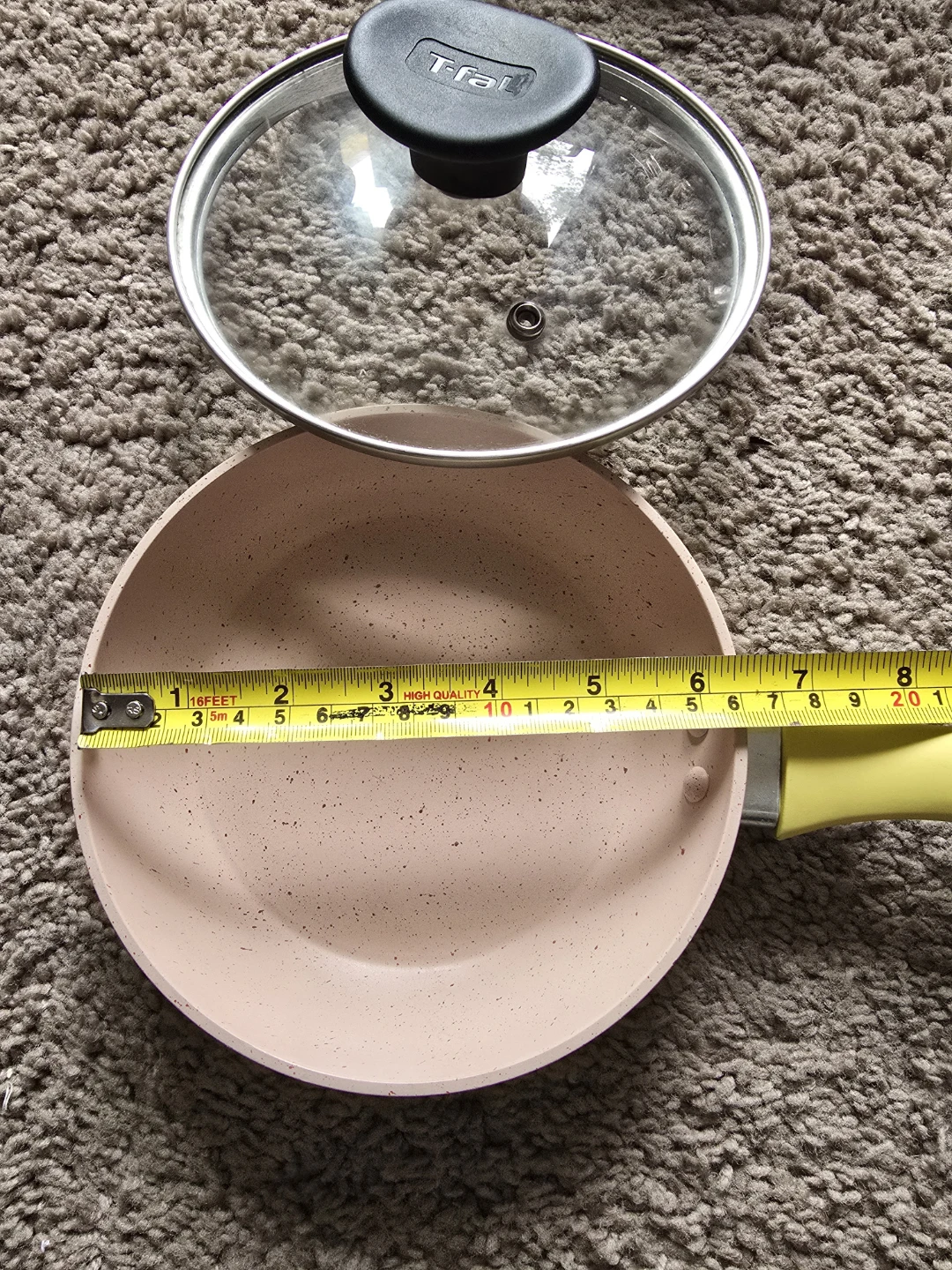 Stainless steel pots and non-stick pans in the kitchen - photo 3