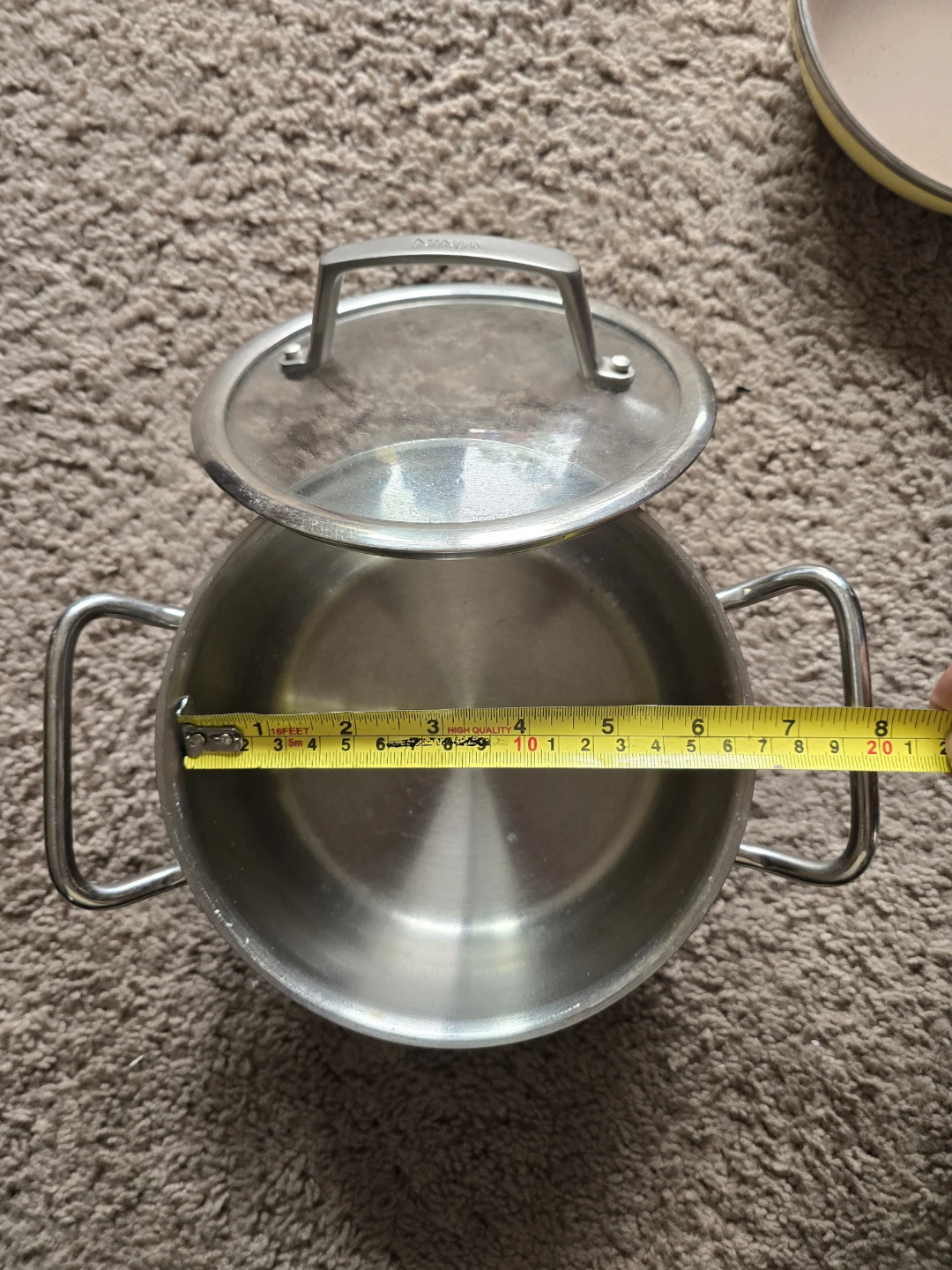Stainless steel pots and non-stick pans in the kitchen - photo 4
