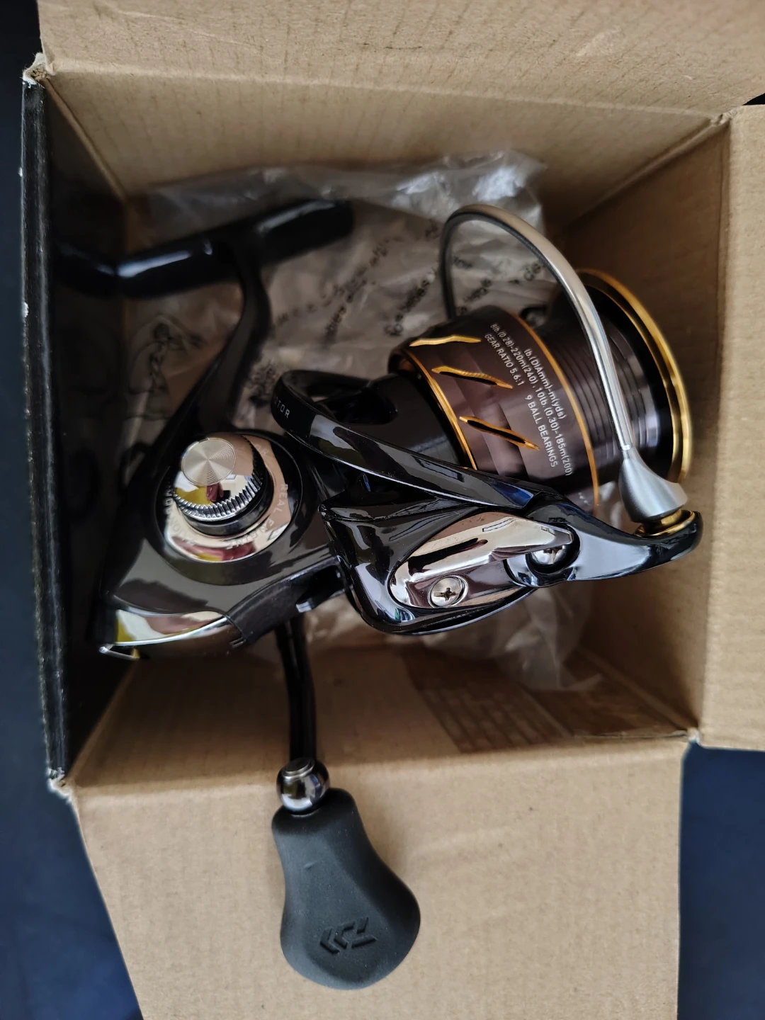 DAIWA 3000 Spinning Fishing Reel | Carbon | 9 Bearings - photo 3