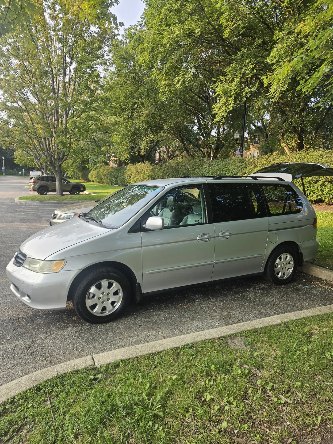 Silver Honda Odyssey Minivan - photo 3