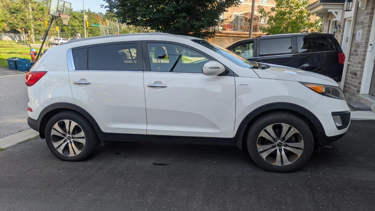 White Kia Sportage SUV - photo 2