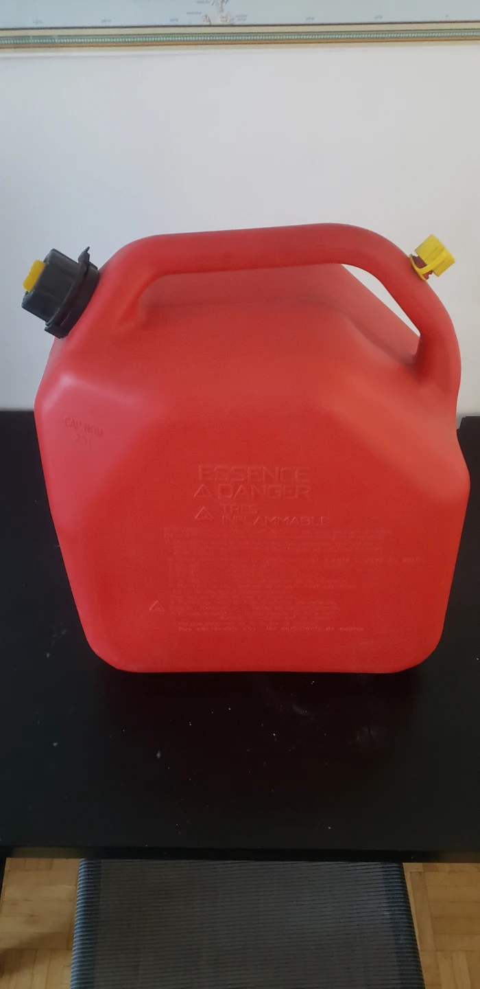 25 Litre Red Fuel Gas Can - photo 2