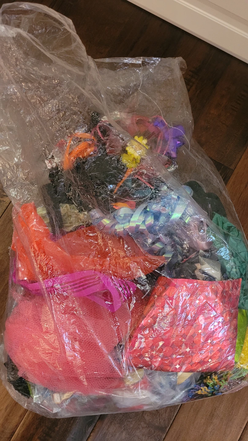 Free bag of wrapping/ribbons/gift supplies - photo 2