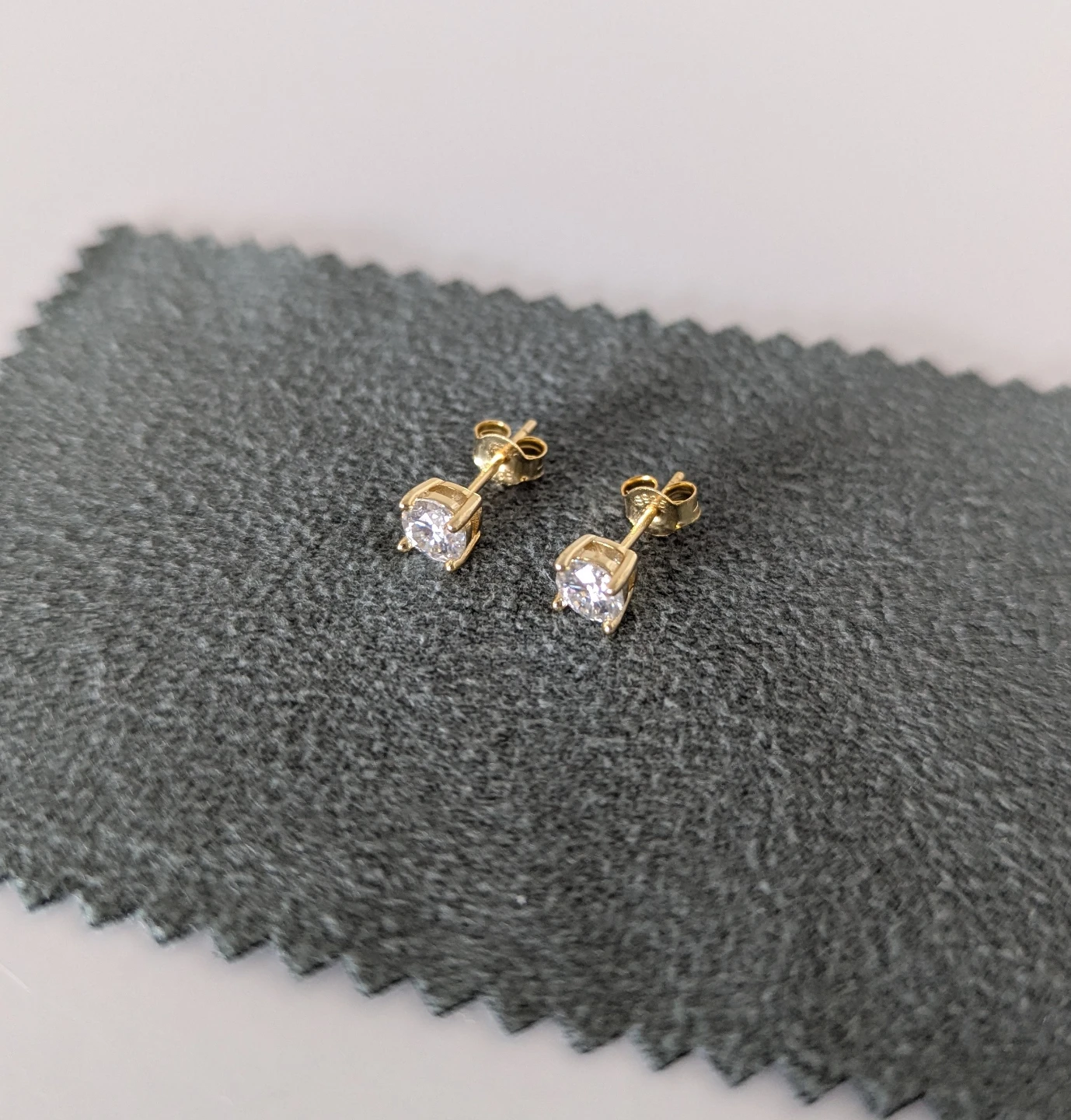 Classic 5mm Cubic Zirconia Stud Earrings (925 Sterling Silver)