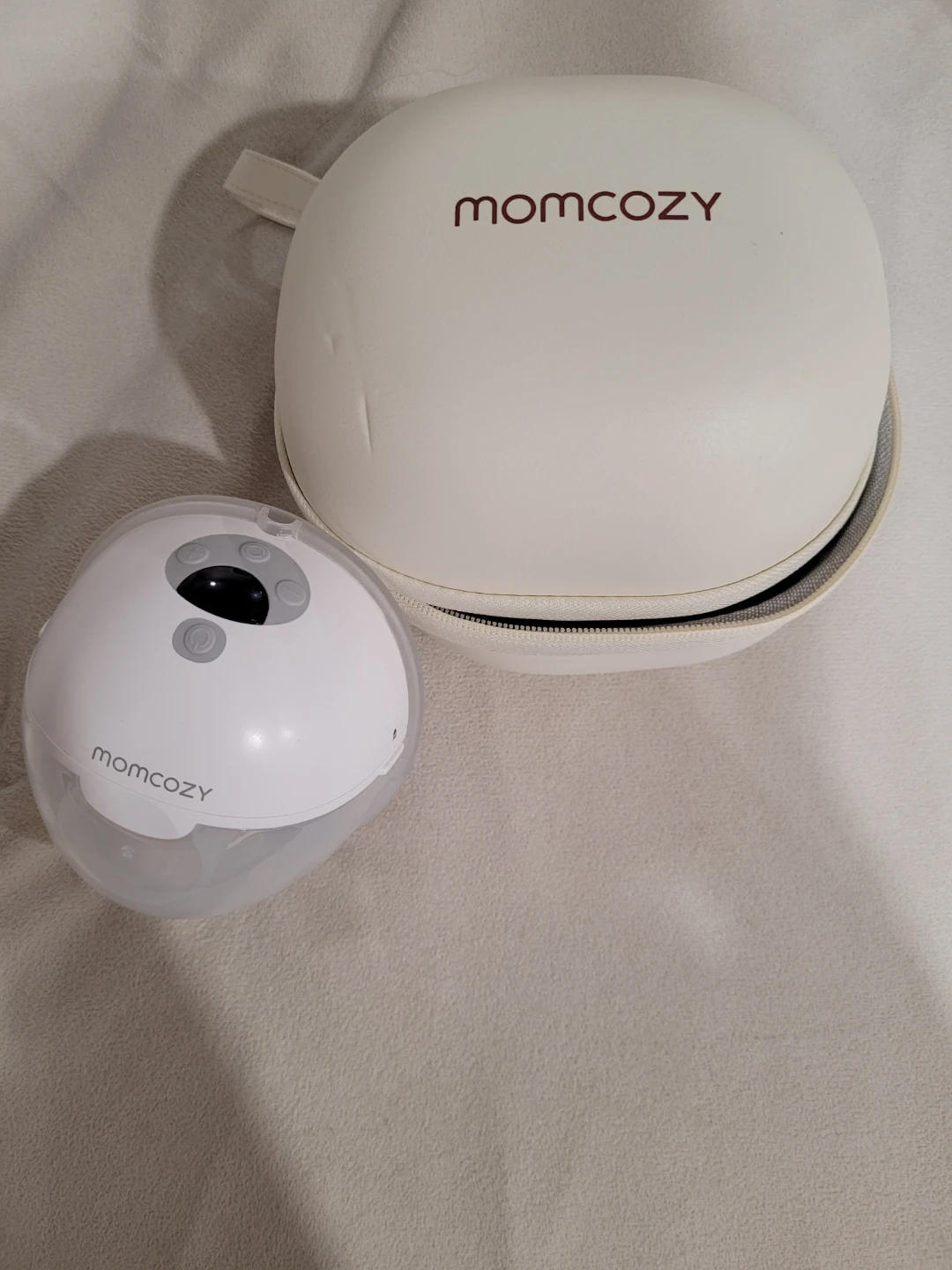 Momcozy m5  wearable breast pump with carrying case
