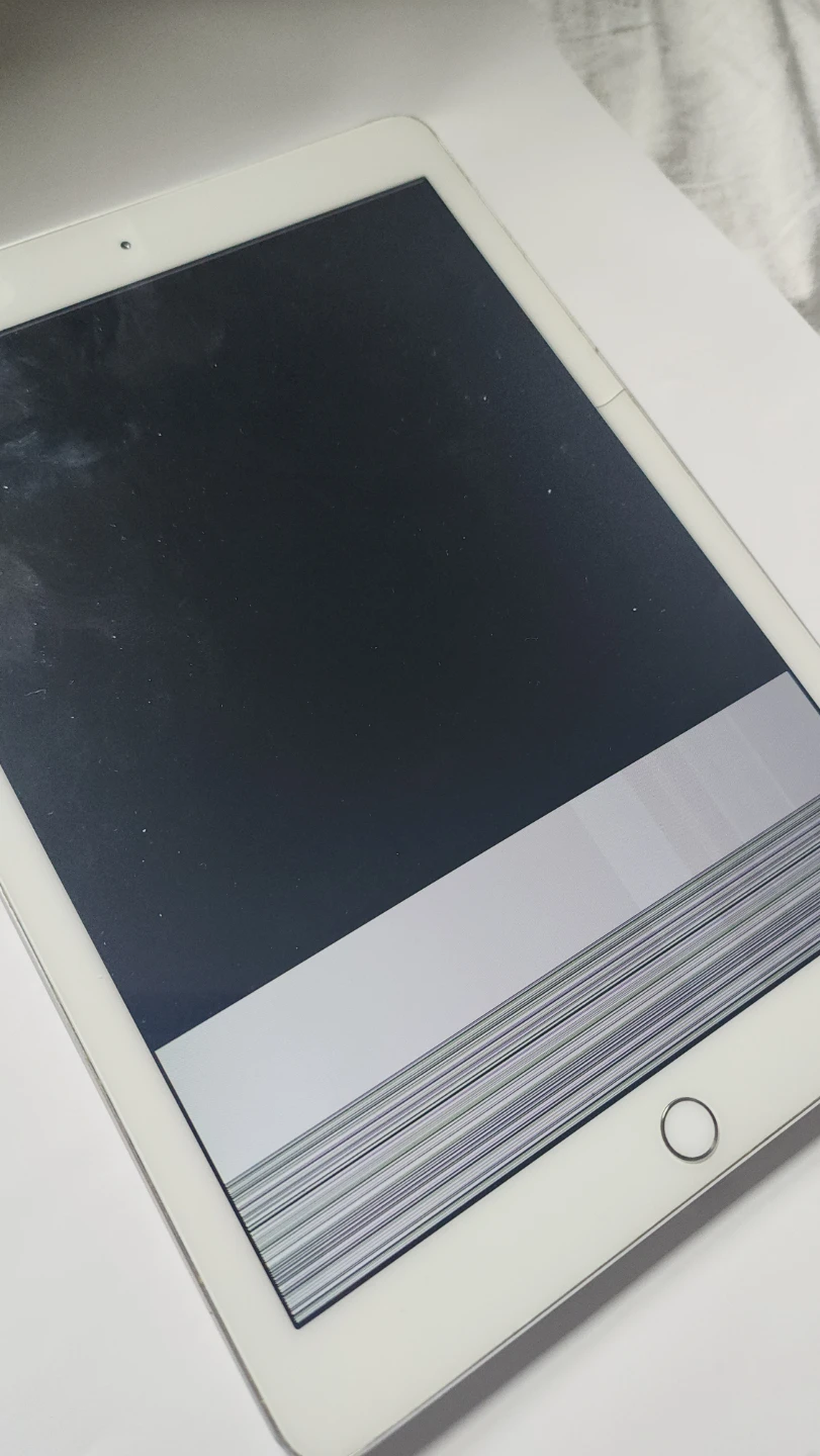 Ipad Air 2 With Cracked Screen and Keyboard Case - photo 2