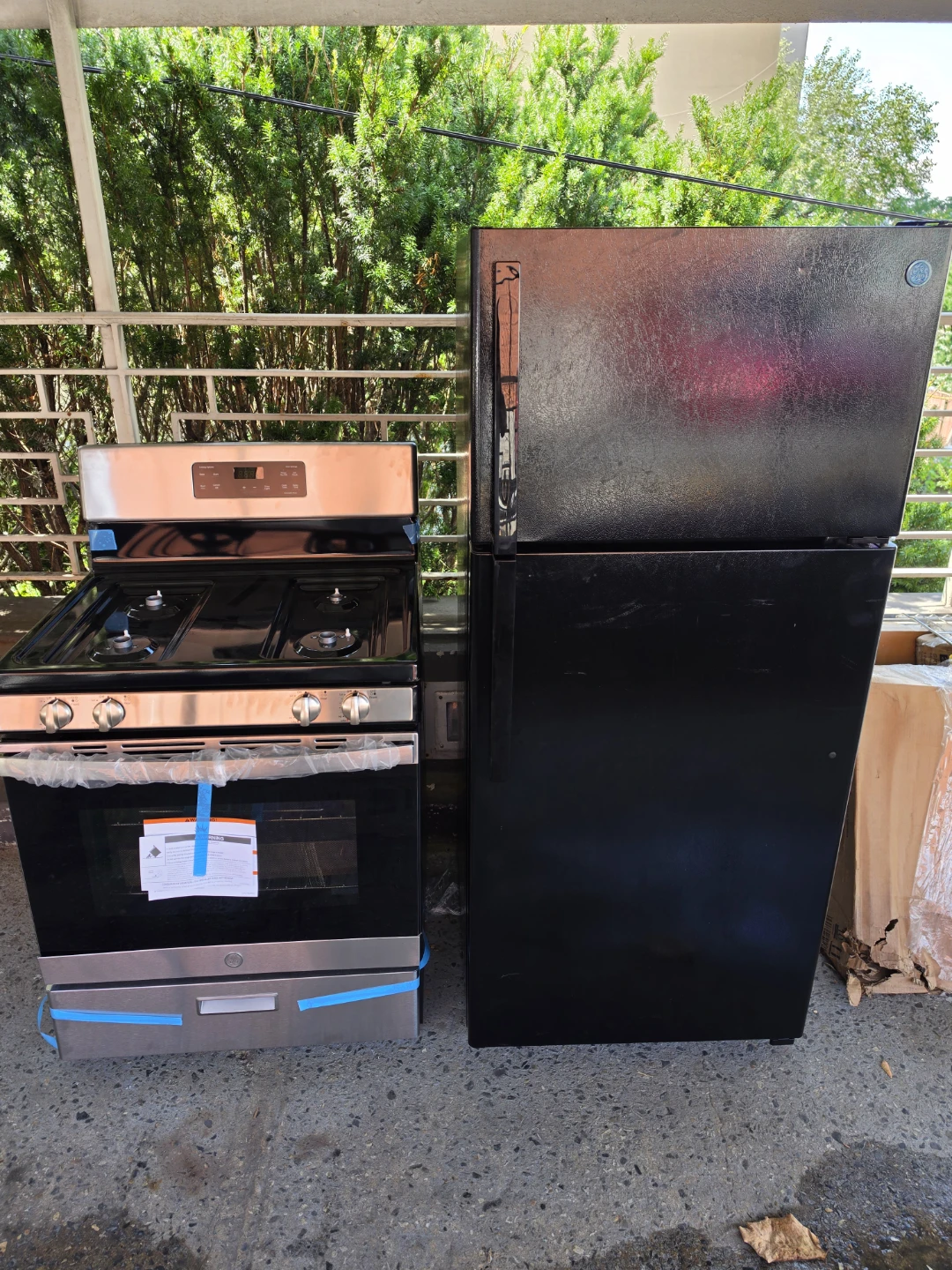 GE Refrigerator and gas stove apartment set