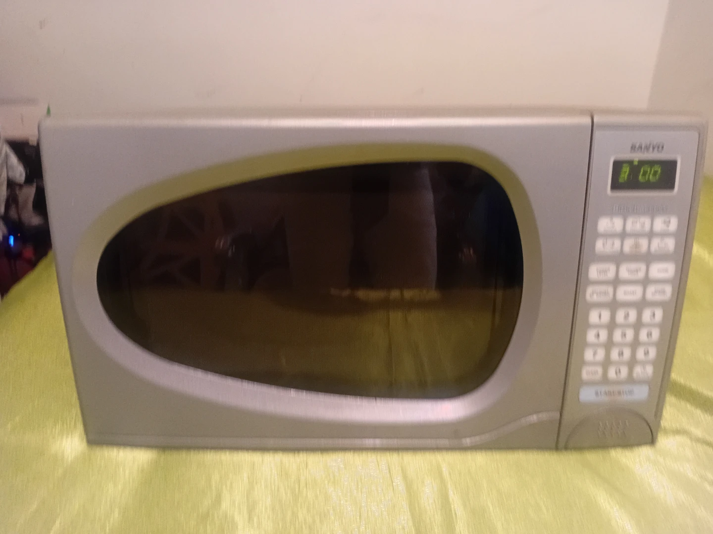 Sanyo Microwave Oven - photo 2