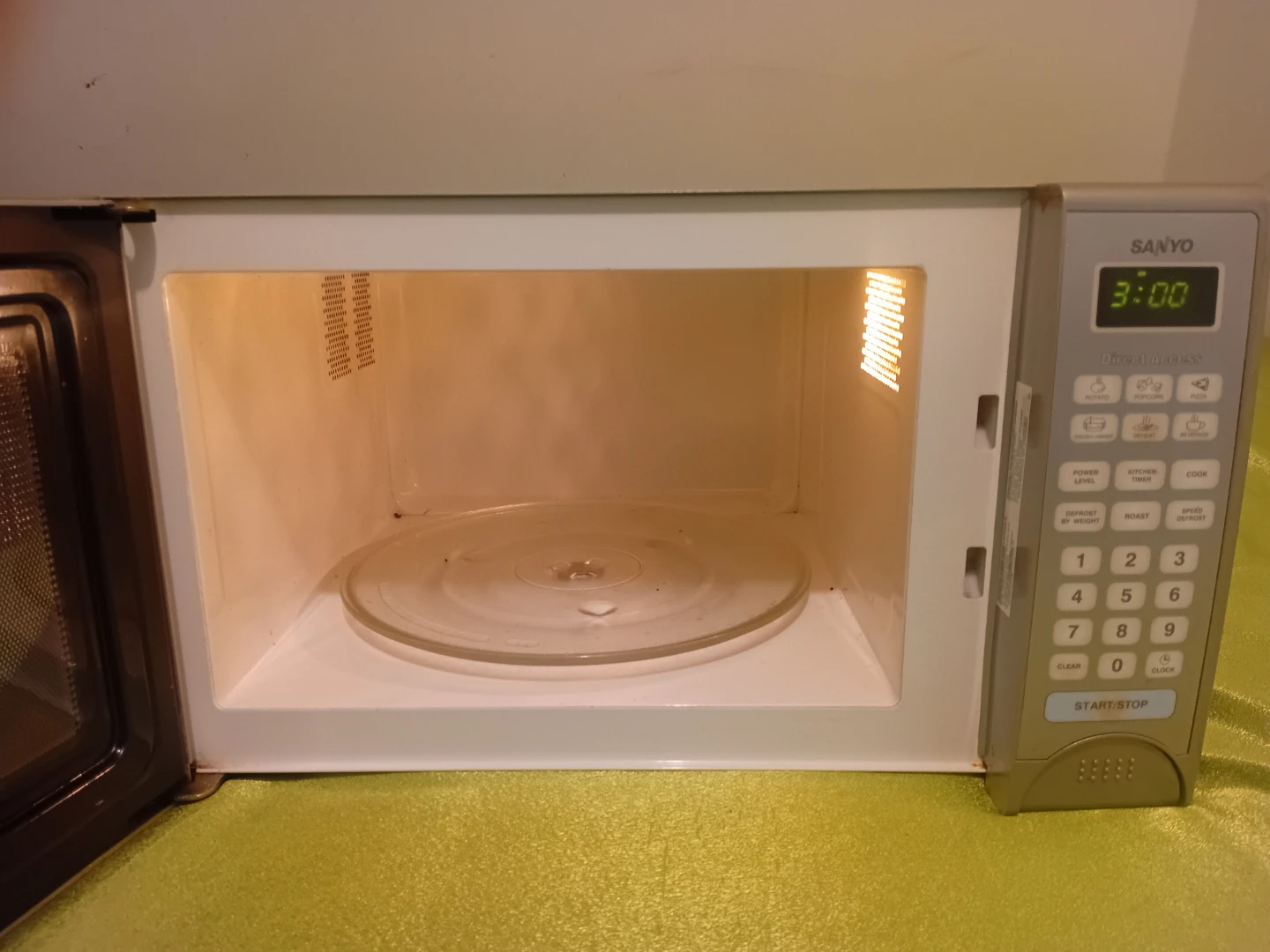 Sanyo Microwave Oven - photo 3