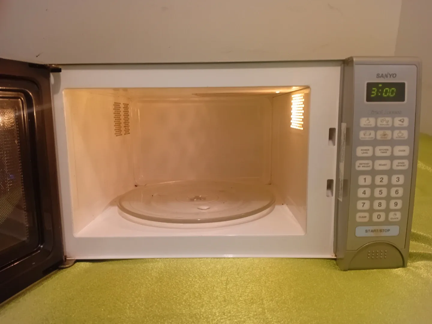 Sanyo Microwave Oven - photo 4