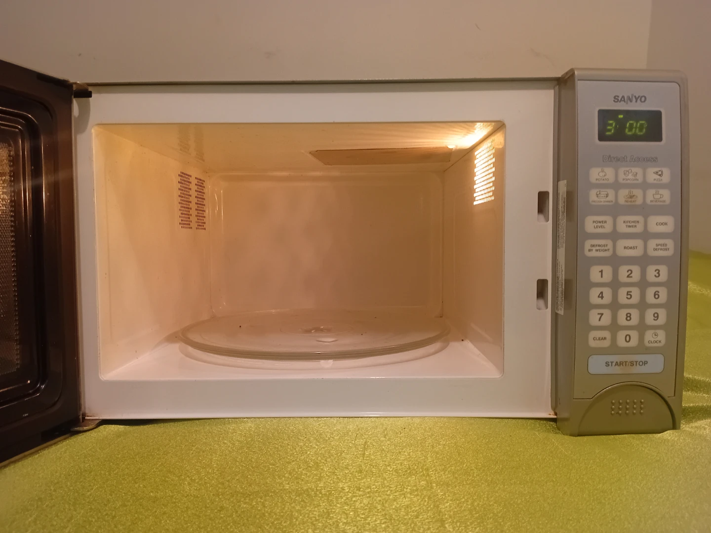 Sanyo Microwave Oven - photo 5