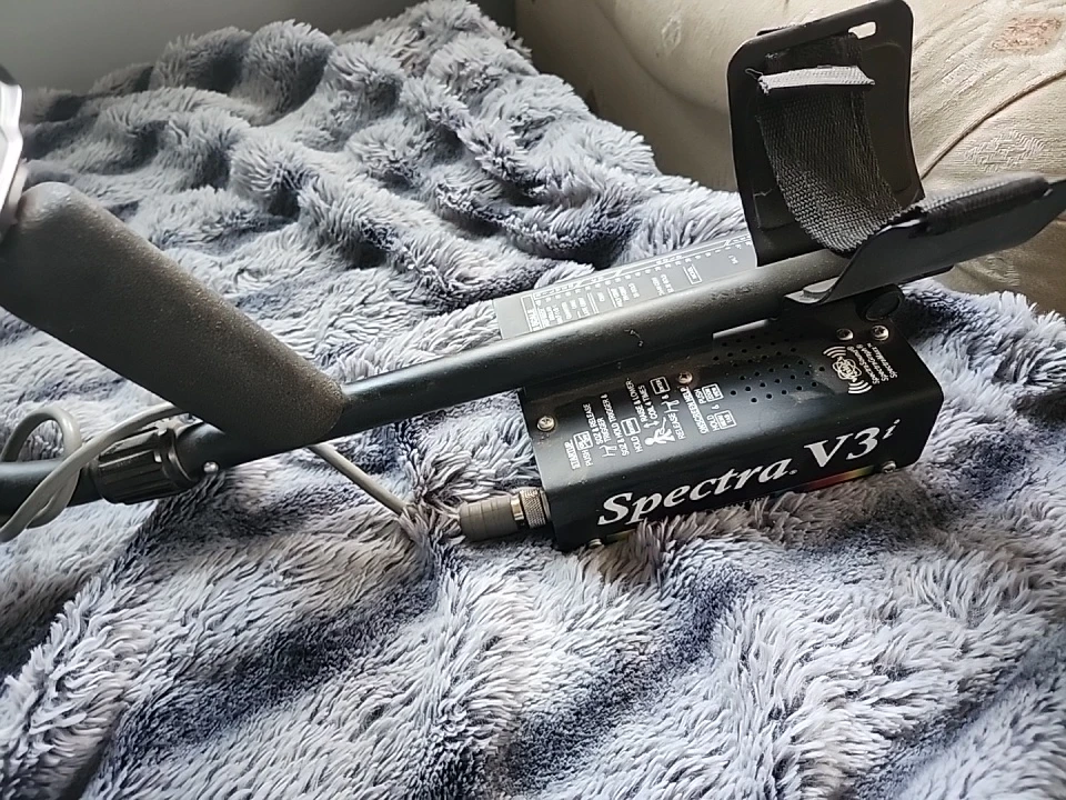 White's Spectra V3i Metal Detector