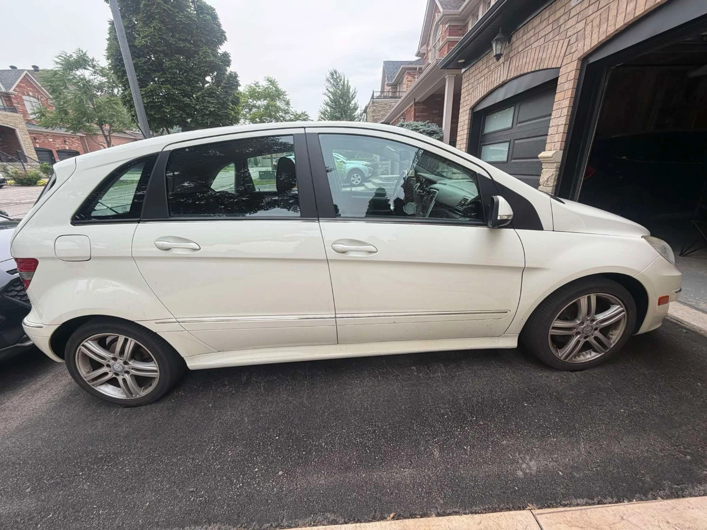 White Mercedes-Benz B200 - photo 3