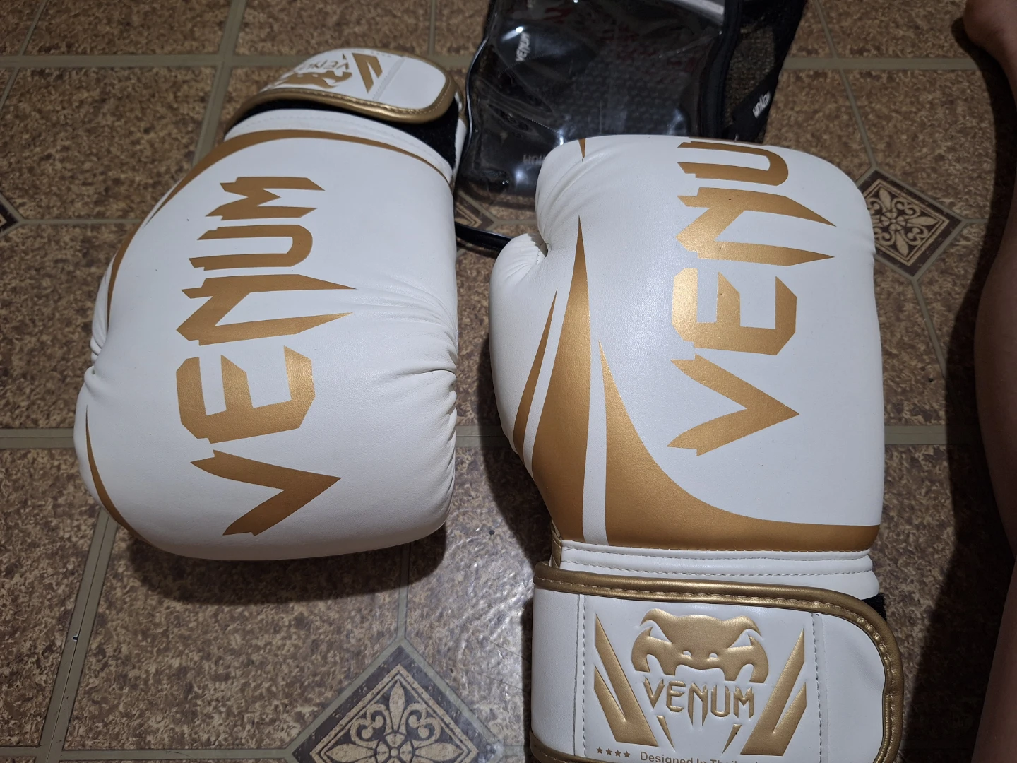 Brand New venum Gloves white/Gold 2.0 14 Oz