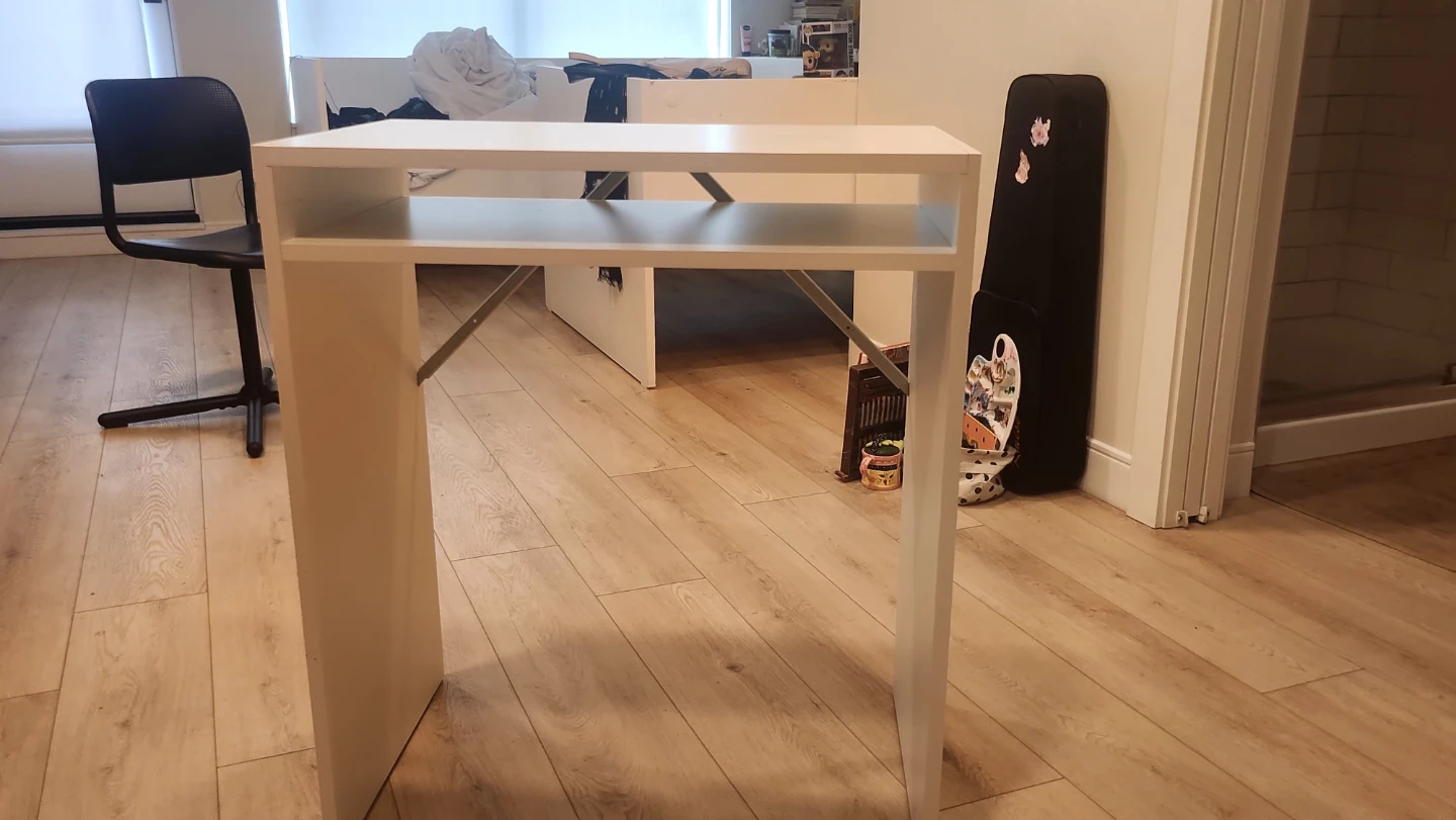 White reading Table and chair