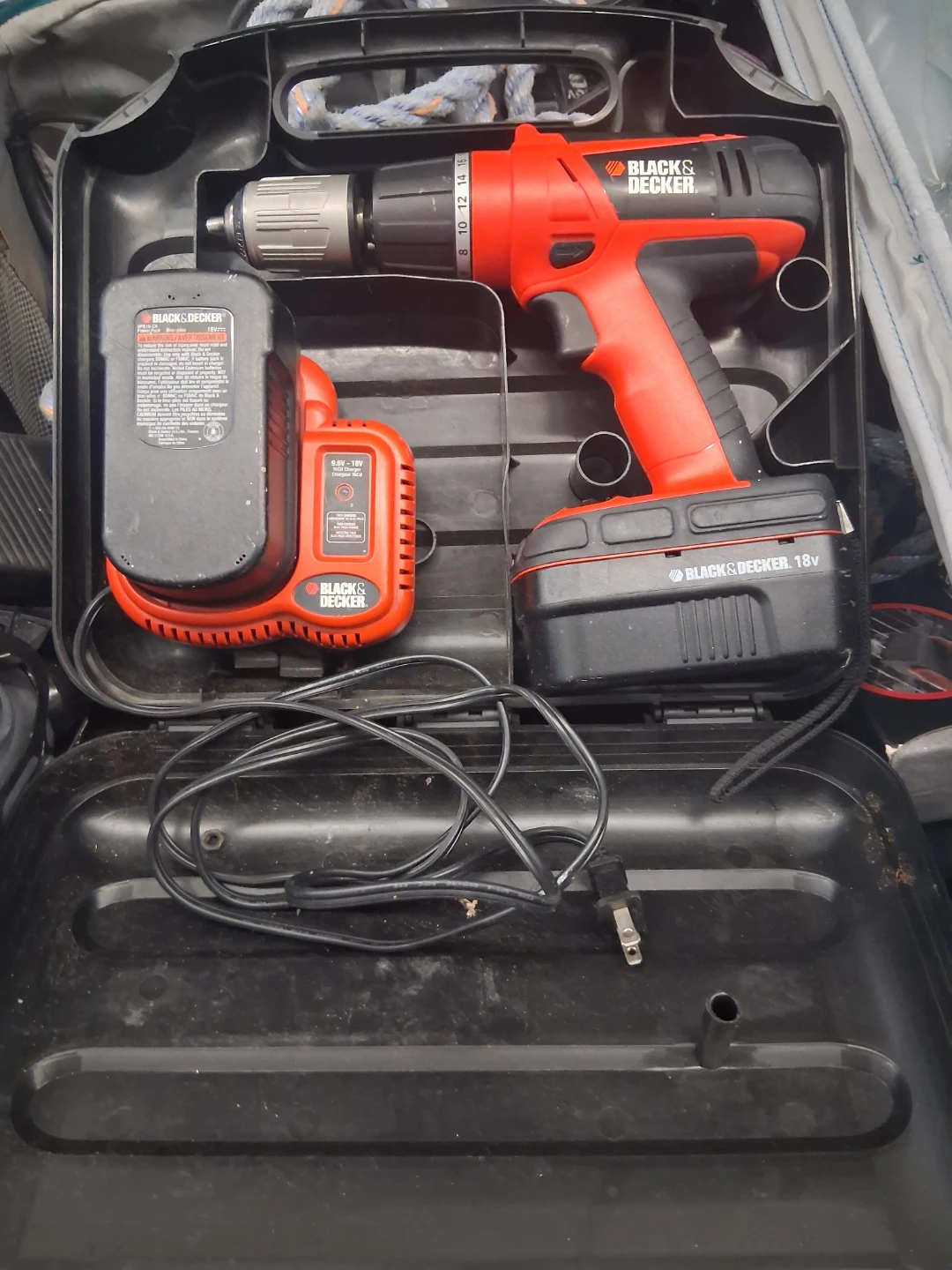 Black & Decker 18V Cordless Drill with Charger and Case - photo 2