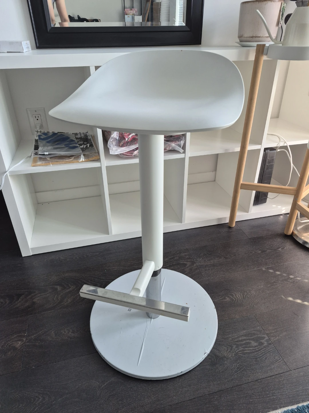 Adjustable White Bar Stool×2 - photo 3