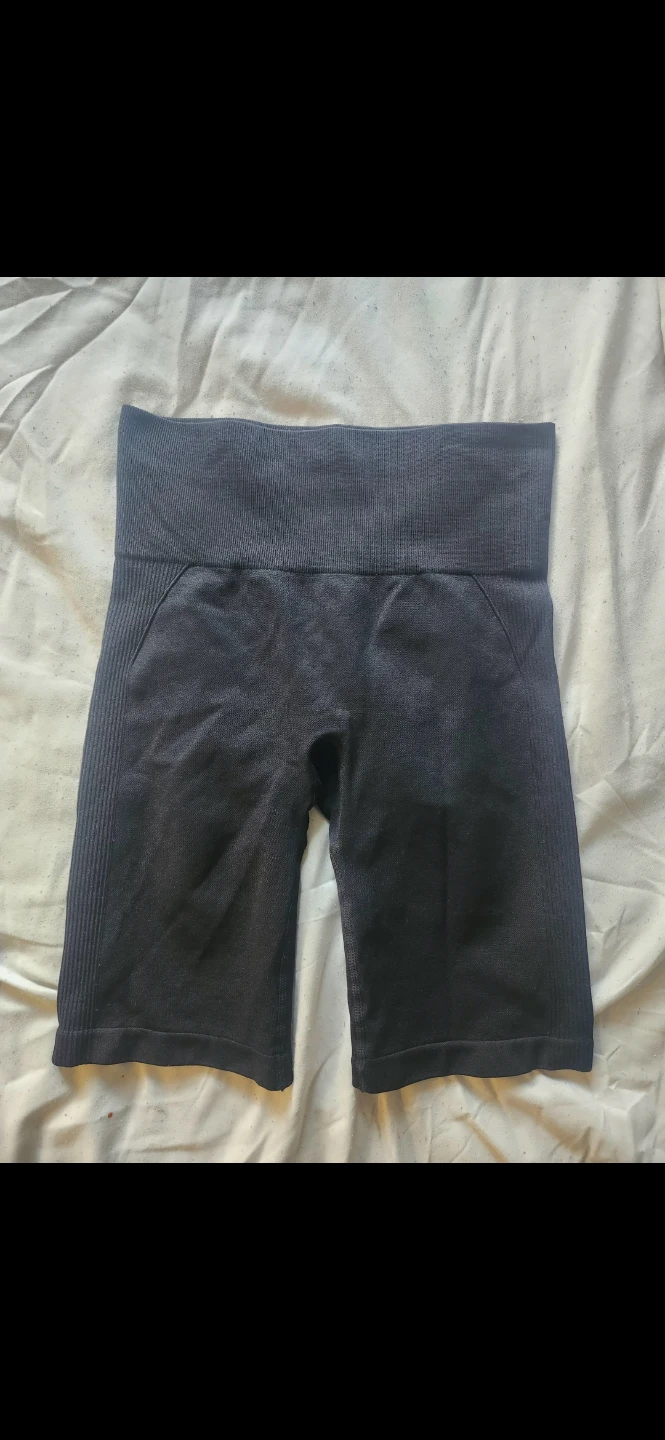 Black high-waisted seamless scrunch