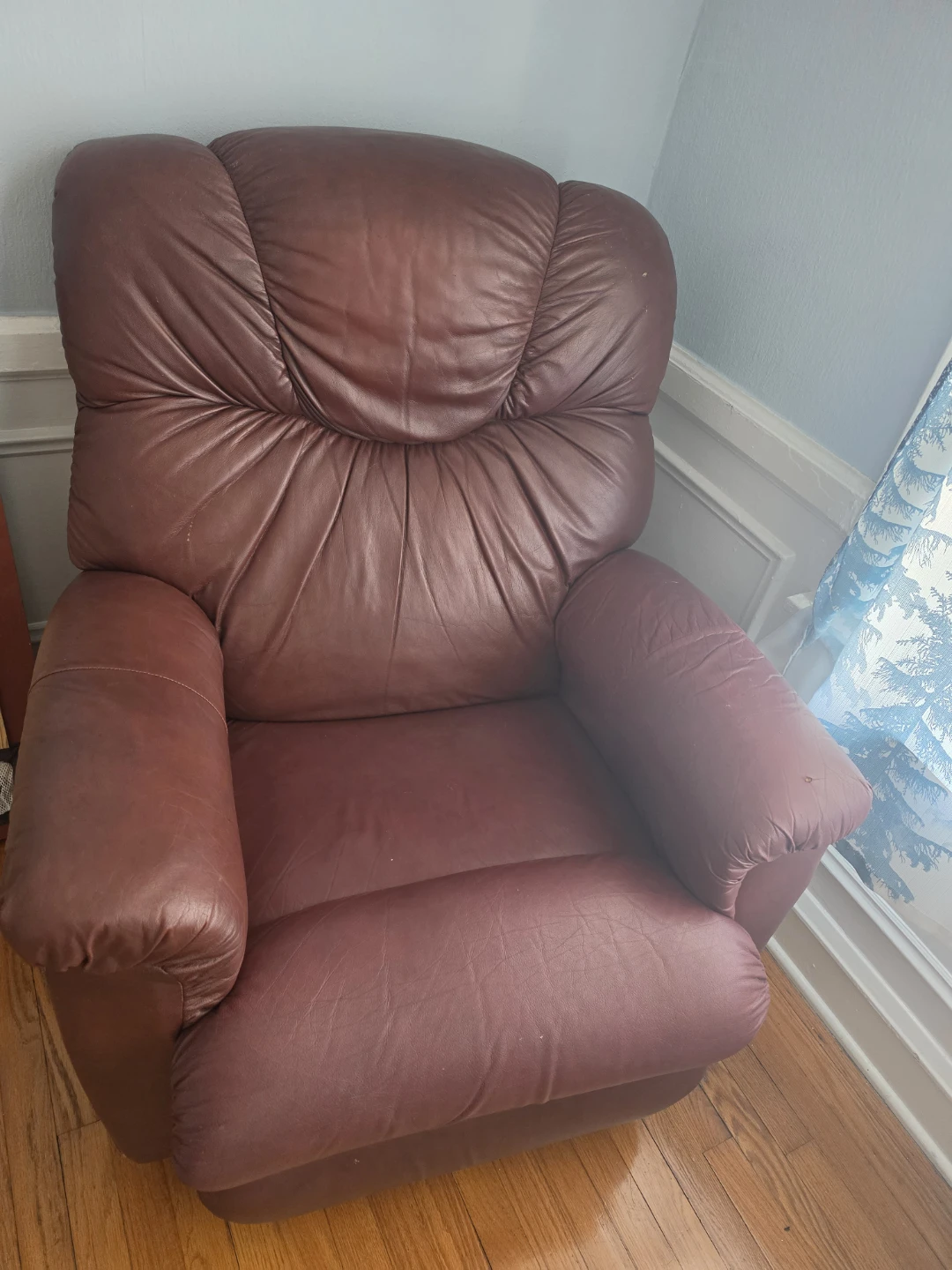 Recliner Chair – Comfortable & Sturdy