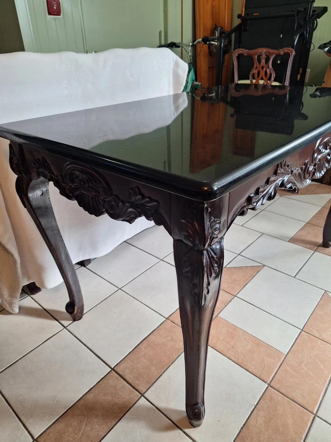 Carved vintage-style table with a black marble top - photo 2