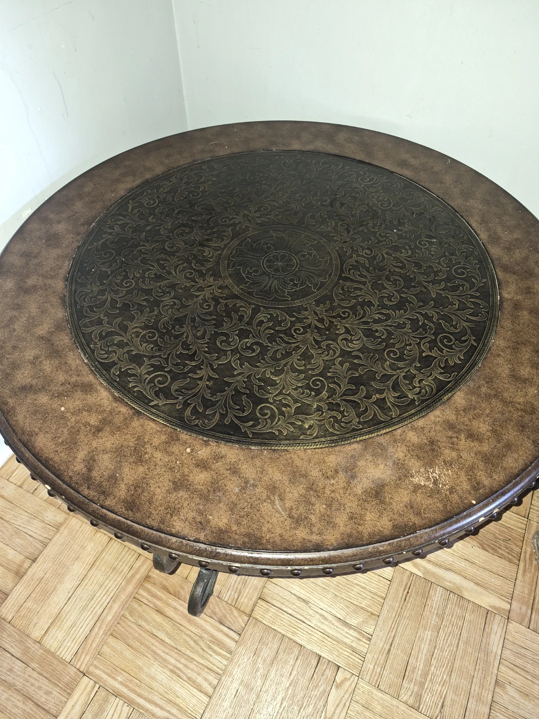 Round Accent coffee Table with Ornate Design