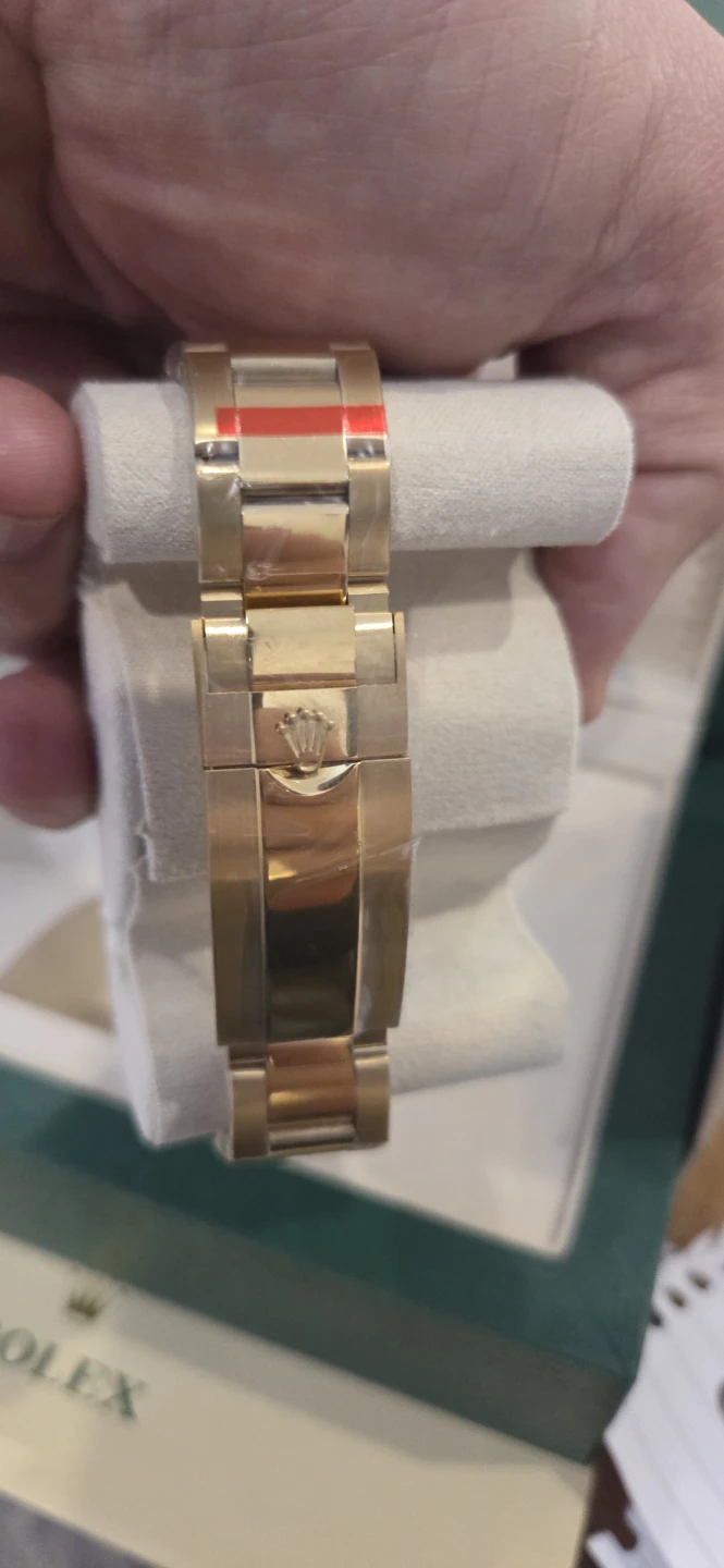 Gold Chronograph Designer-Style Watch - photo 3
