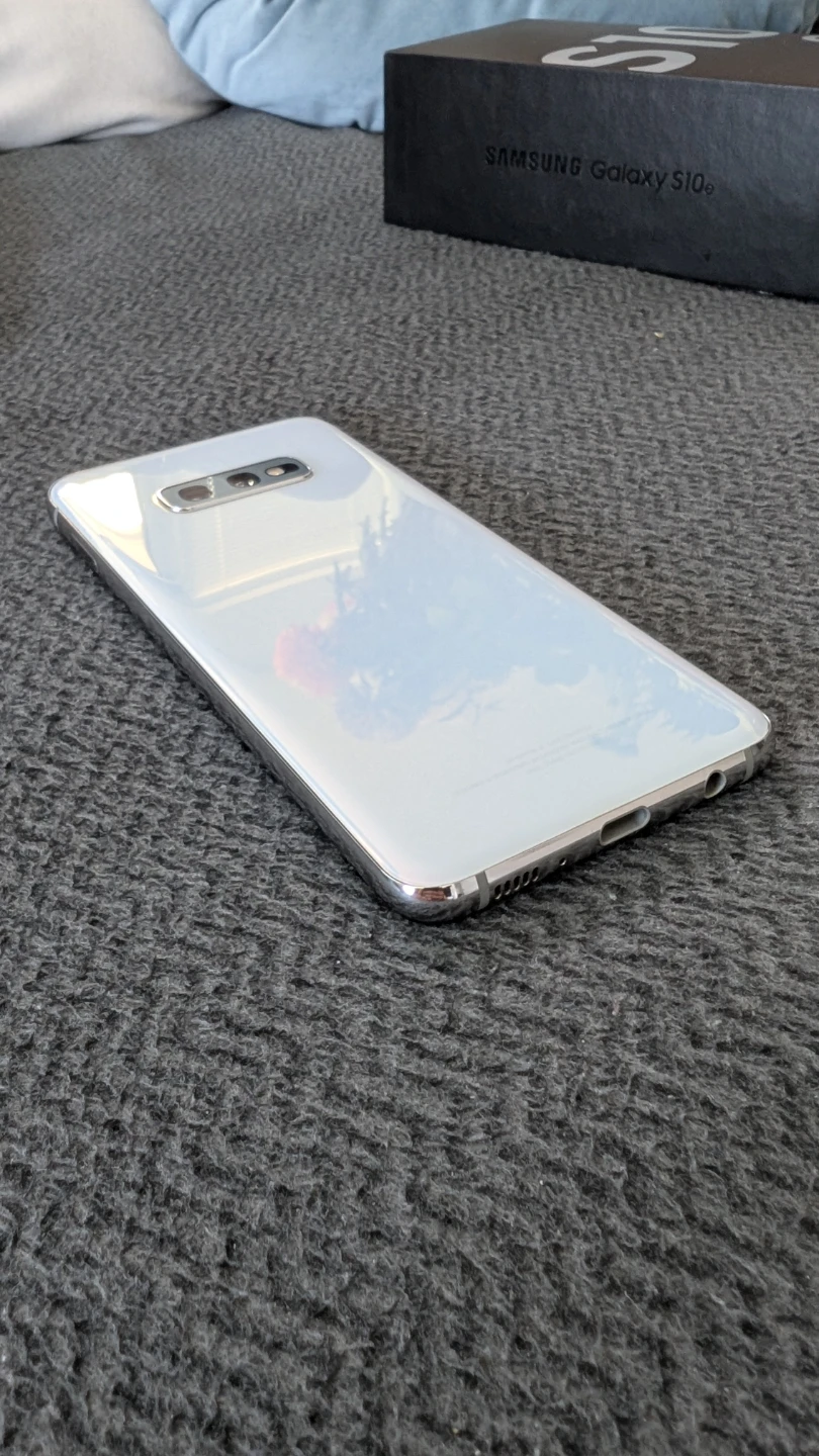Samsung Galaxy S10e 128GB – Unlocked - photo 3