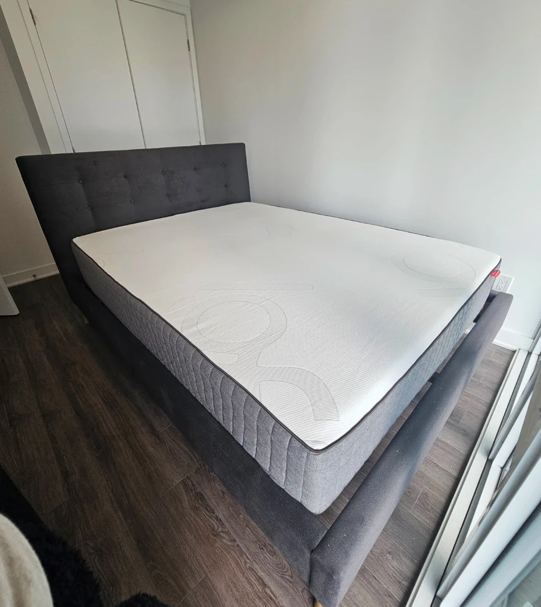 🛏️Structube bed frame & mattress set (Queen size)