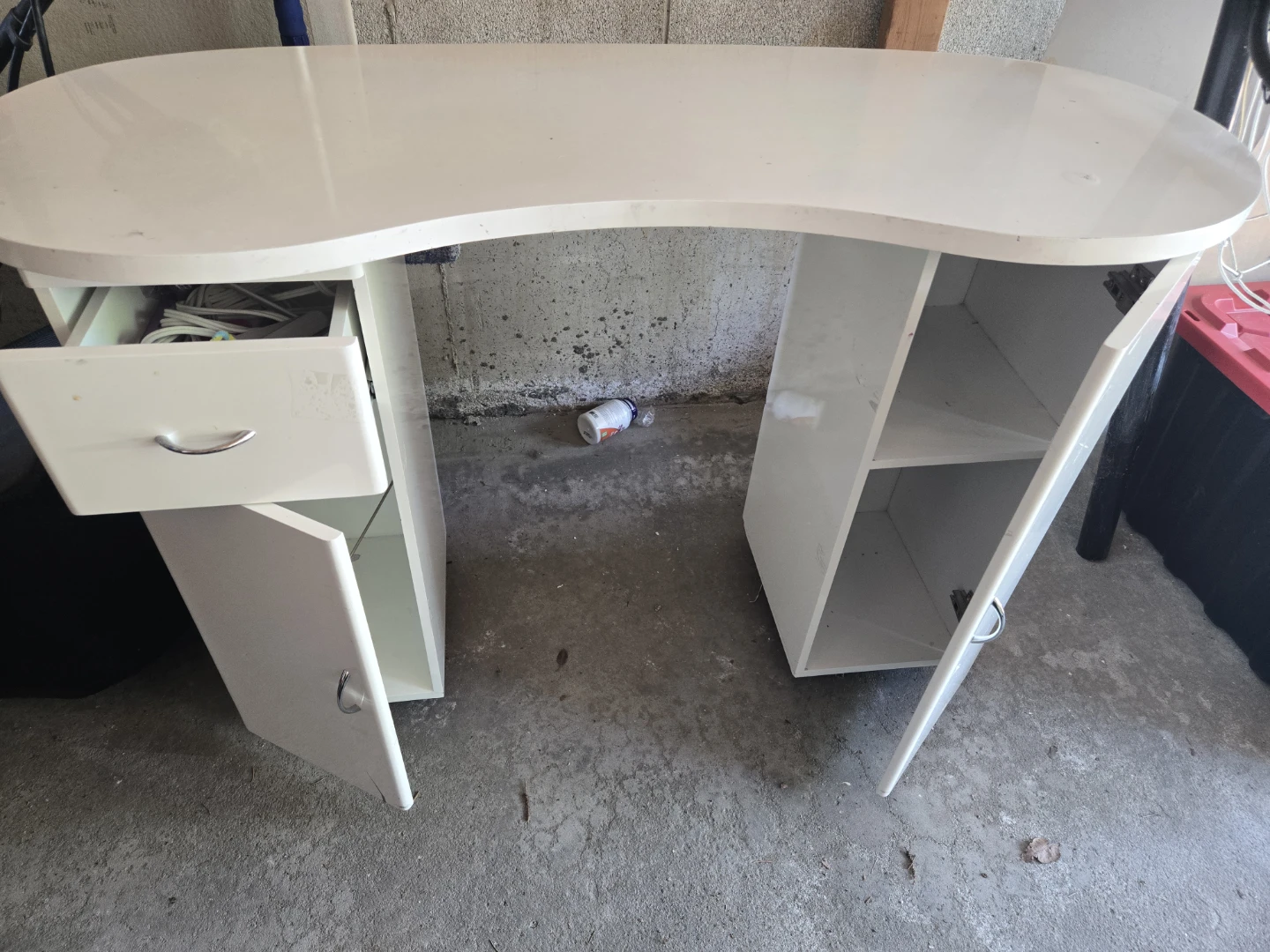 Esthetic table- Curved white desk with storage