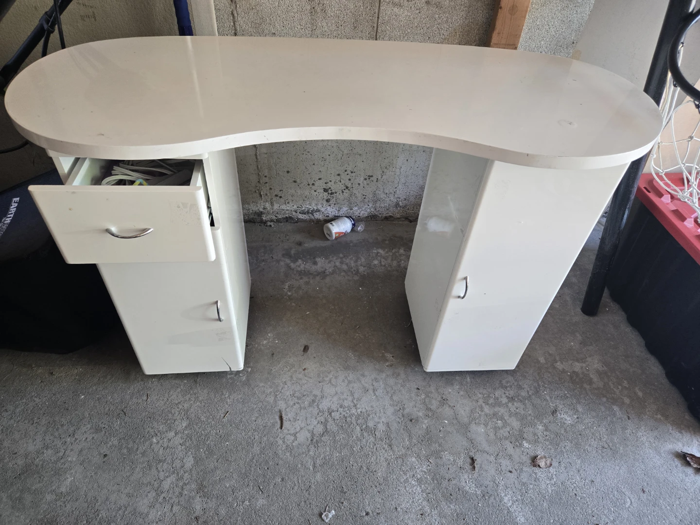 Esthetic table- Curved white desk with storage - photo 2