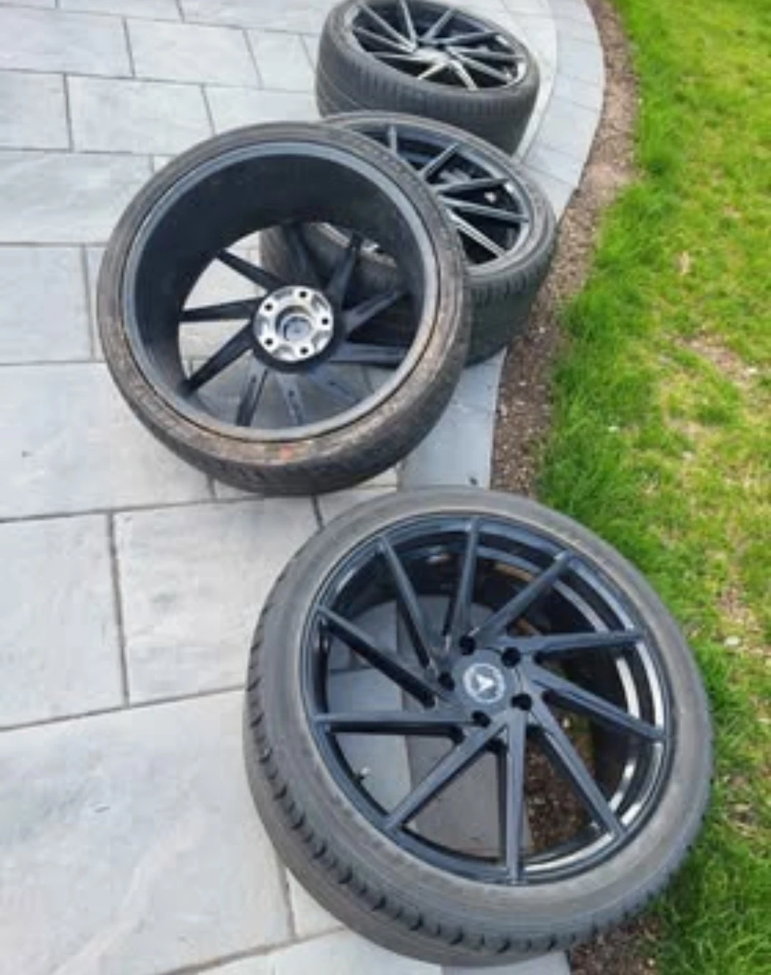 Features a multi-spoke  rims - photo 3