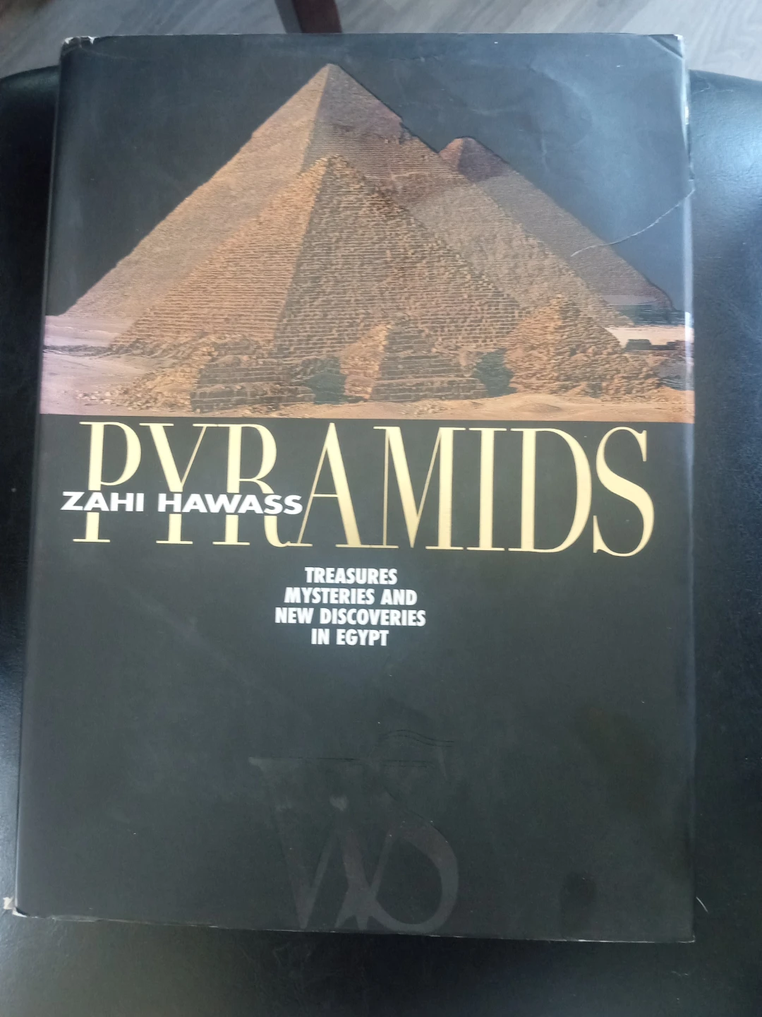 Pyramids: Treasures, Mysteries and New Discoveries in Egypt Book