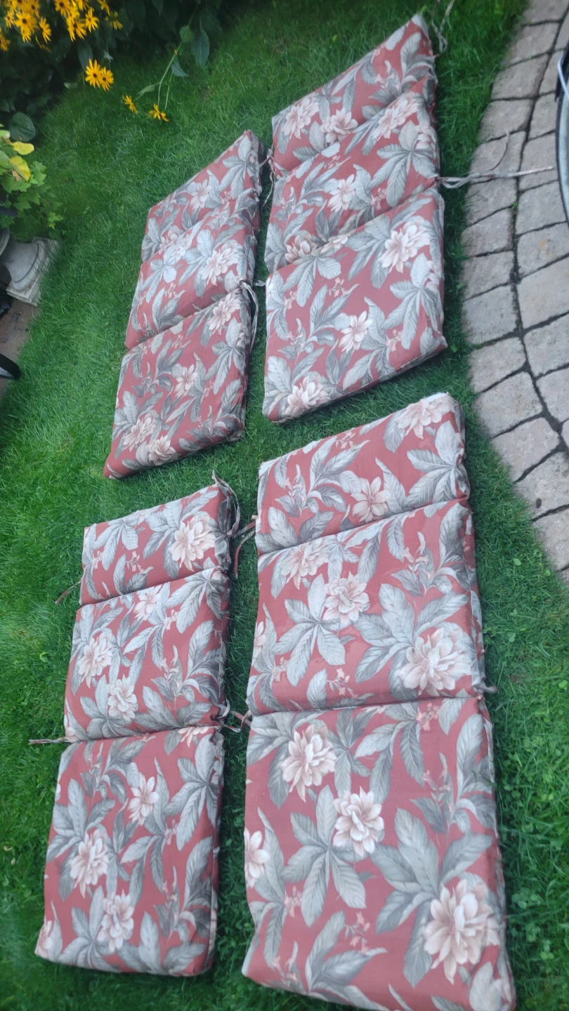4-Outdoor Cushions Set - Red Floral Pattern