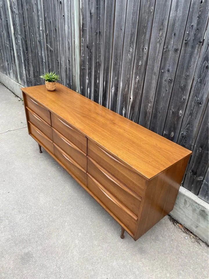 Mid-Century Modern 9-Drawer Dresser - photo 4